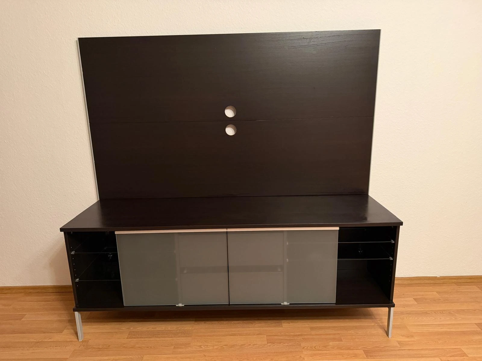 Sideboard braun mit geöffneten Schiebetüren