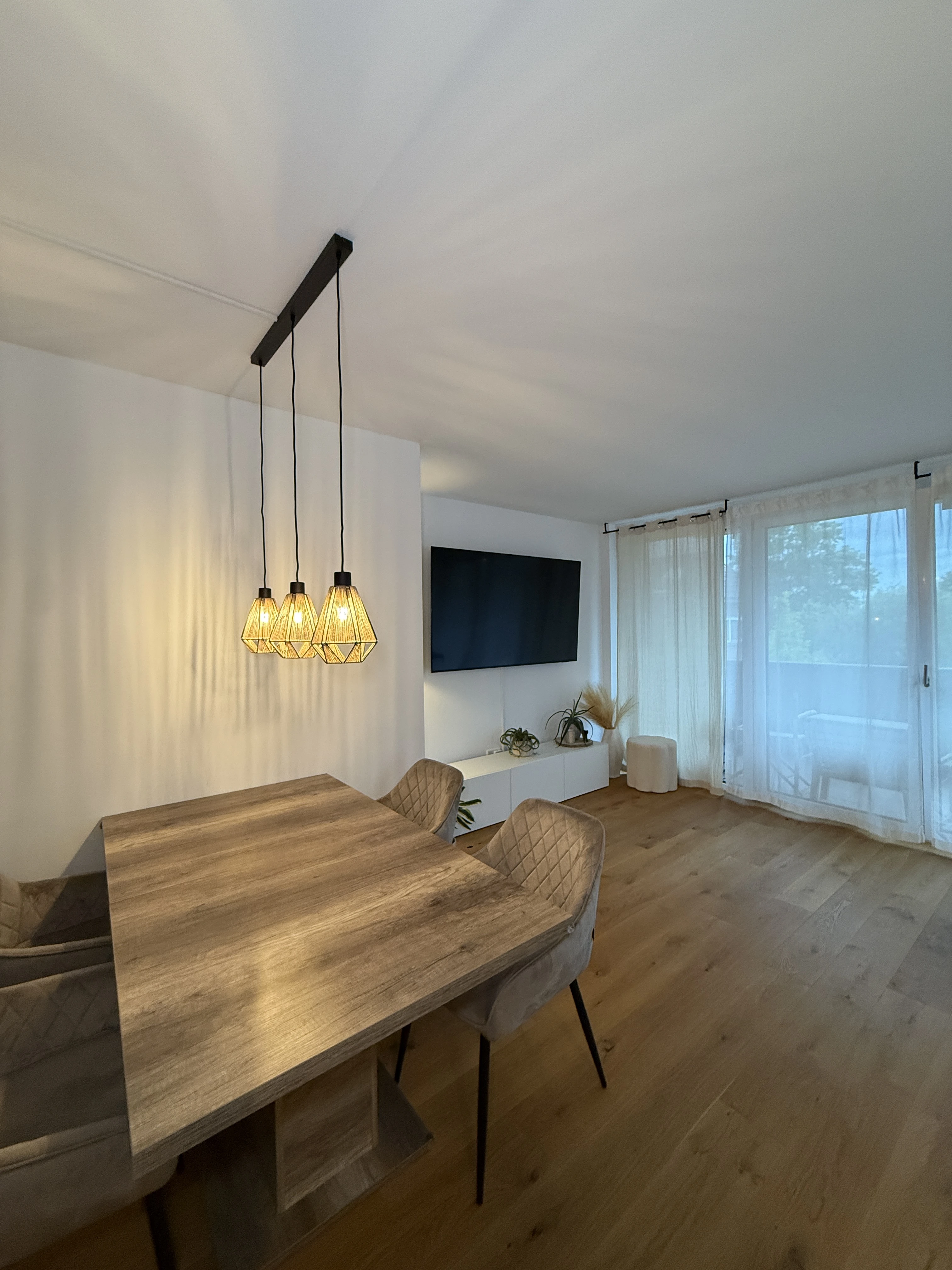 Wohnzimmer mit Esstisch