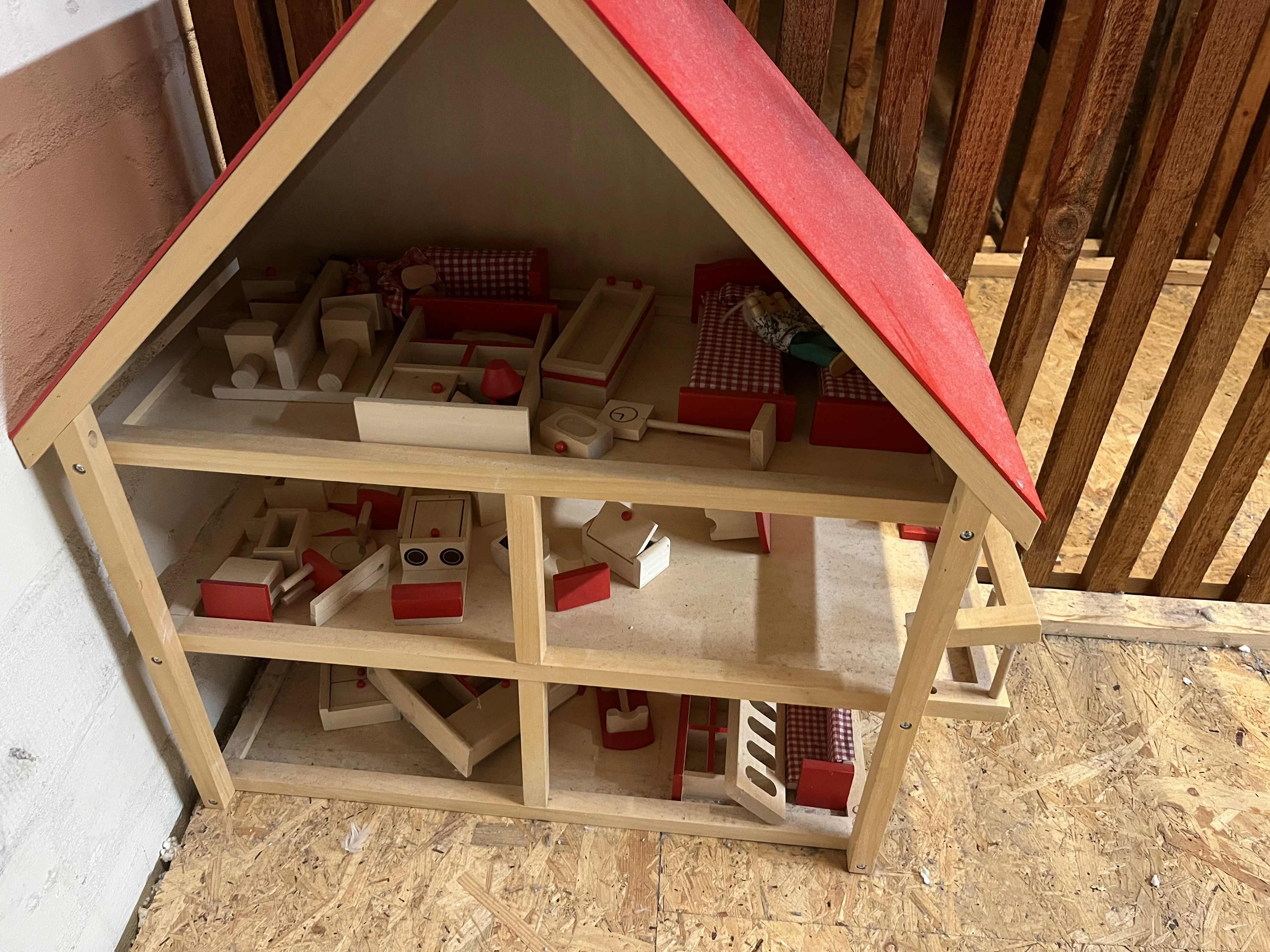 Puppenstube aus Holz mit Möbeln und Figuren