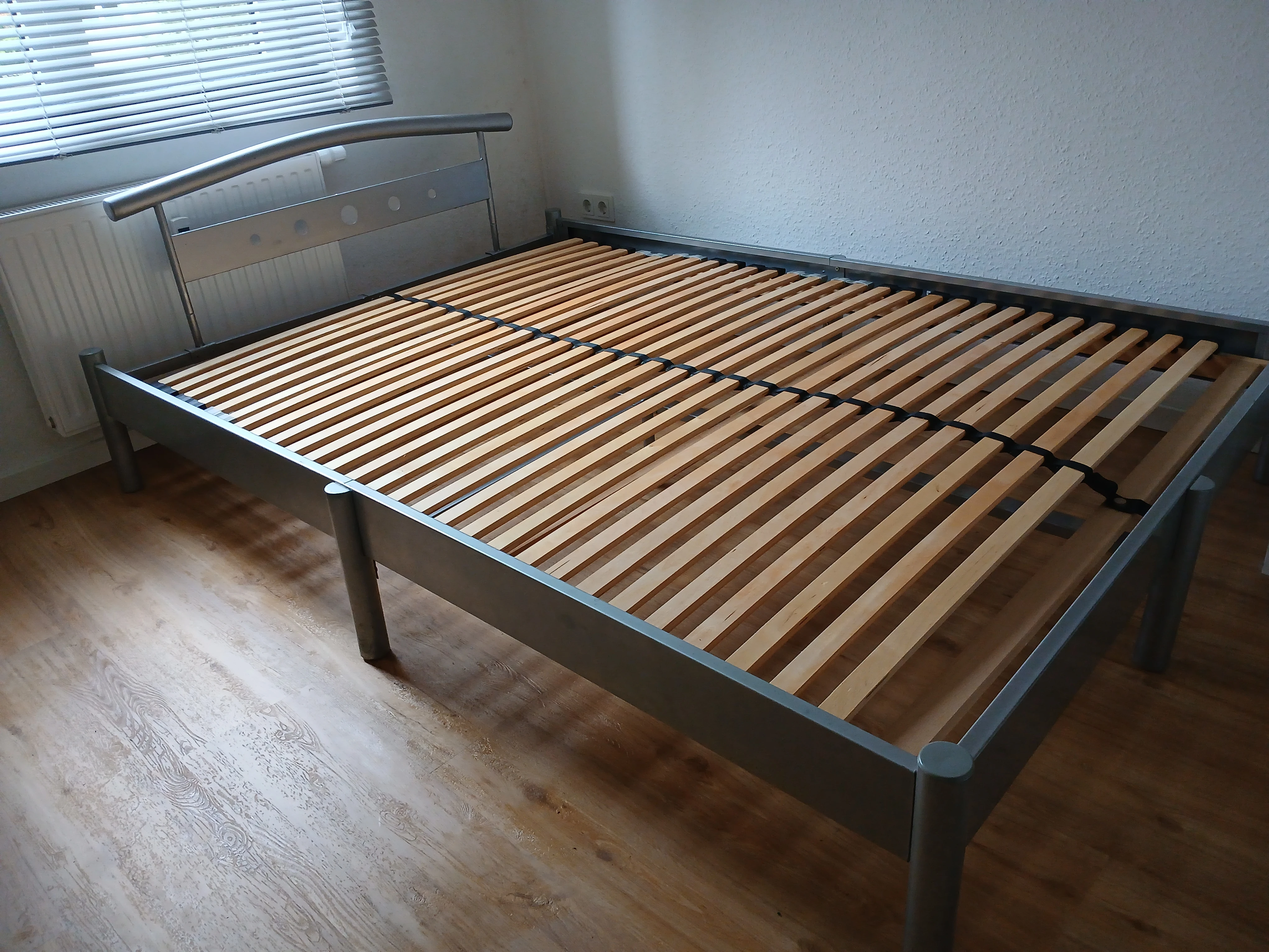 Bett mit Lattenrost u. Matratze zu verschenken