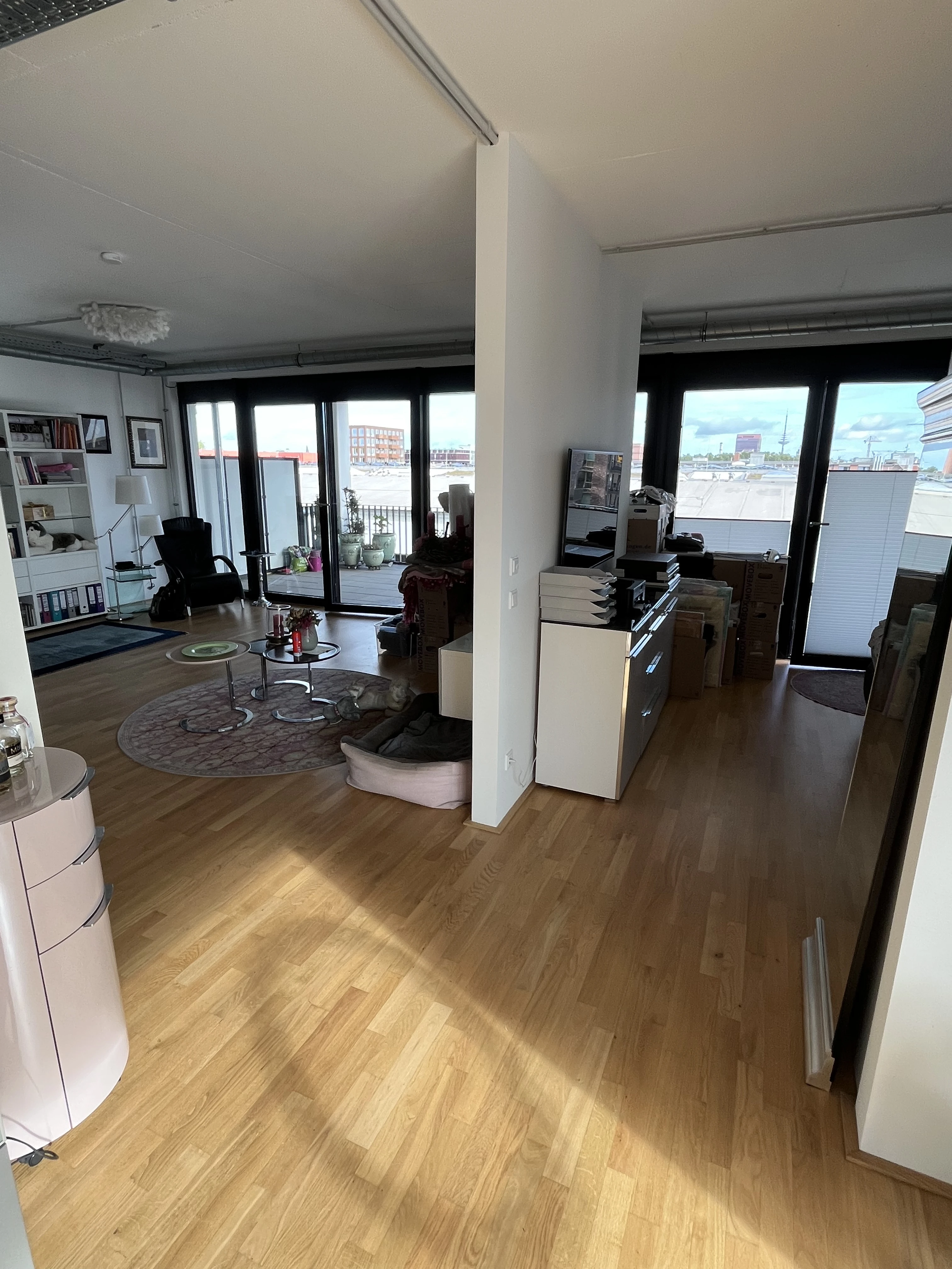 Wohnzimmer/ re. Schlafzimmer