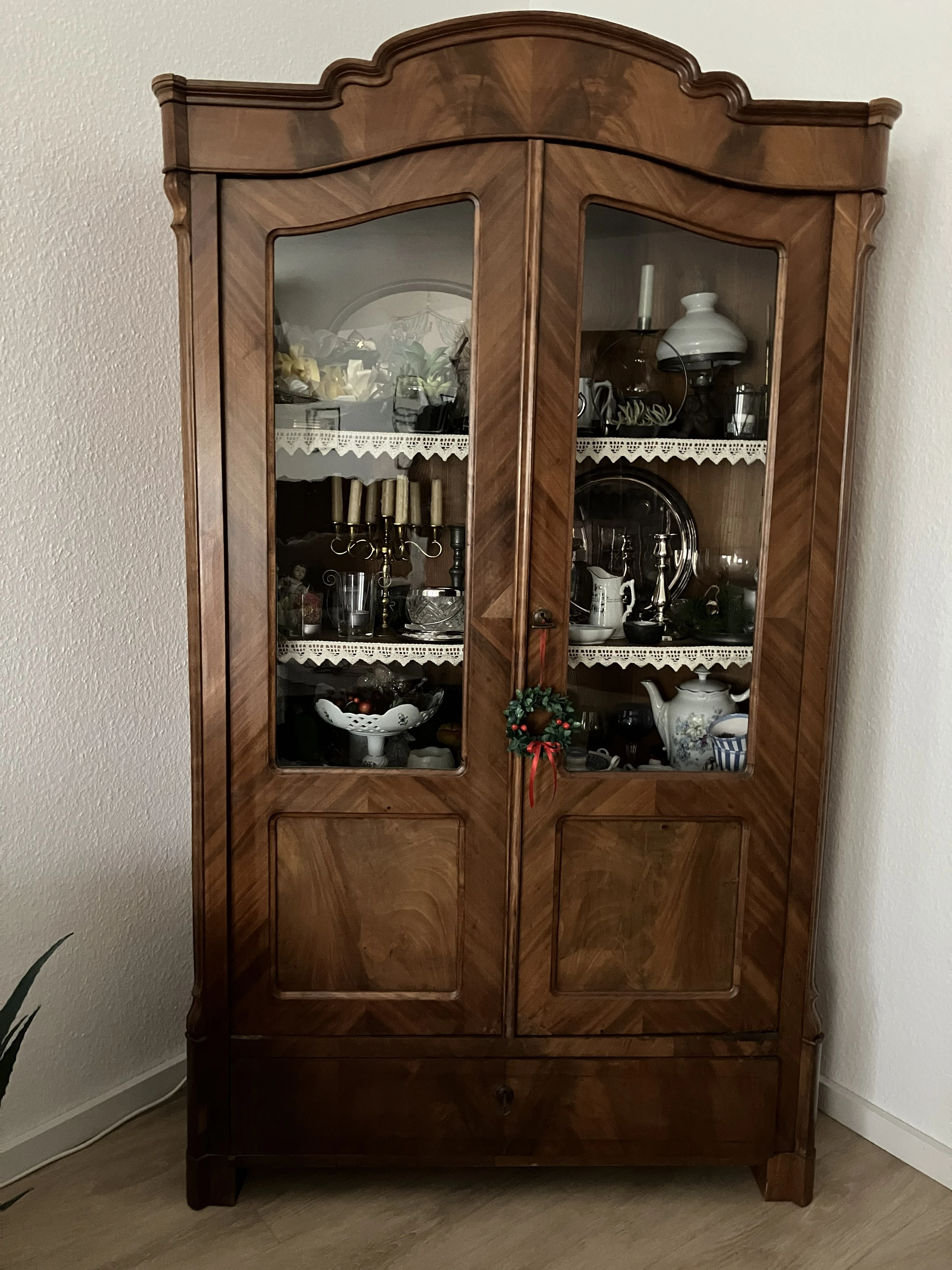 Antiker Vitrinenschrank, ohne Deko.