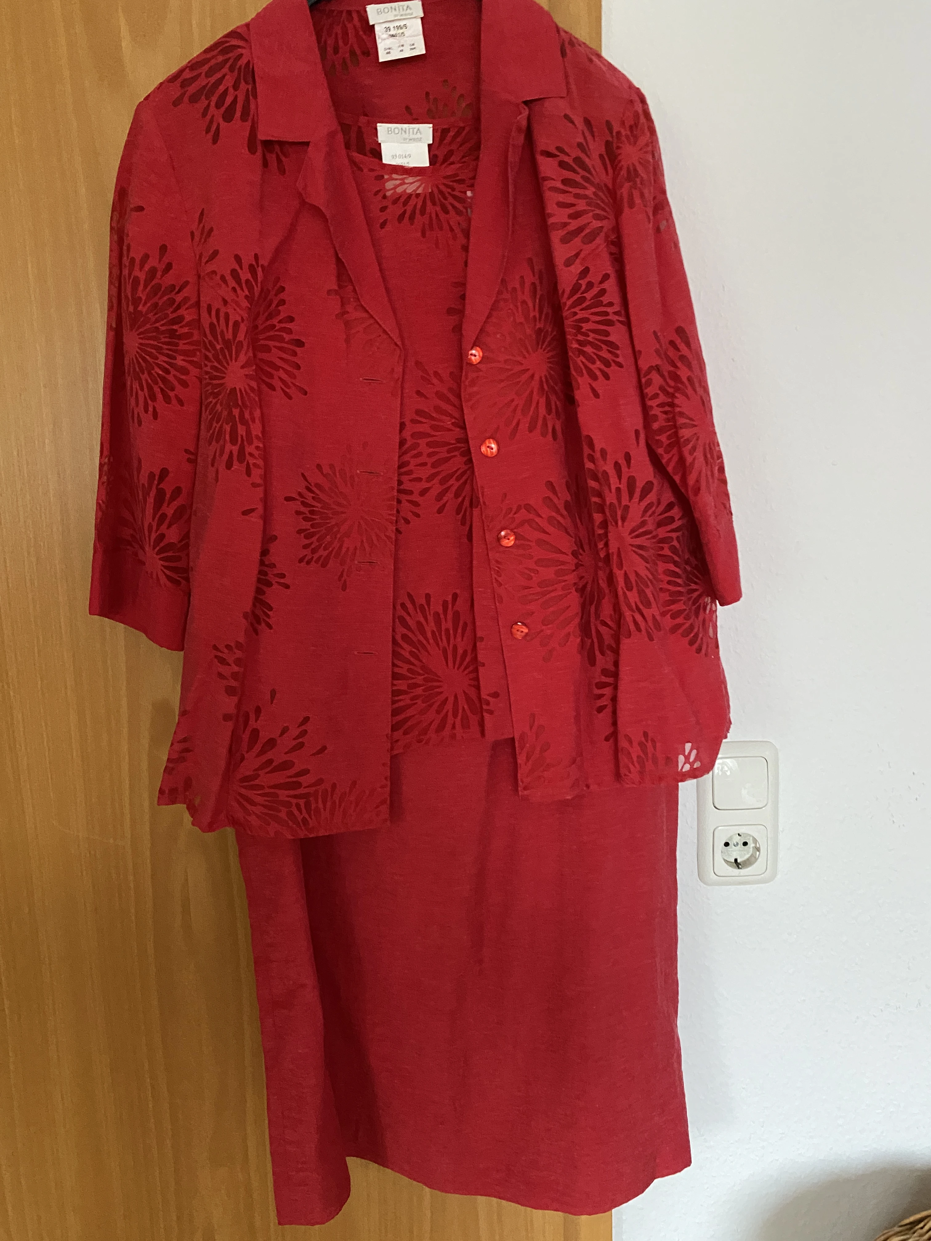 3 teiler in rot Rock knielang , Bluse und Top