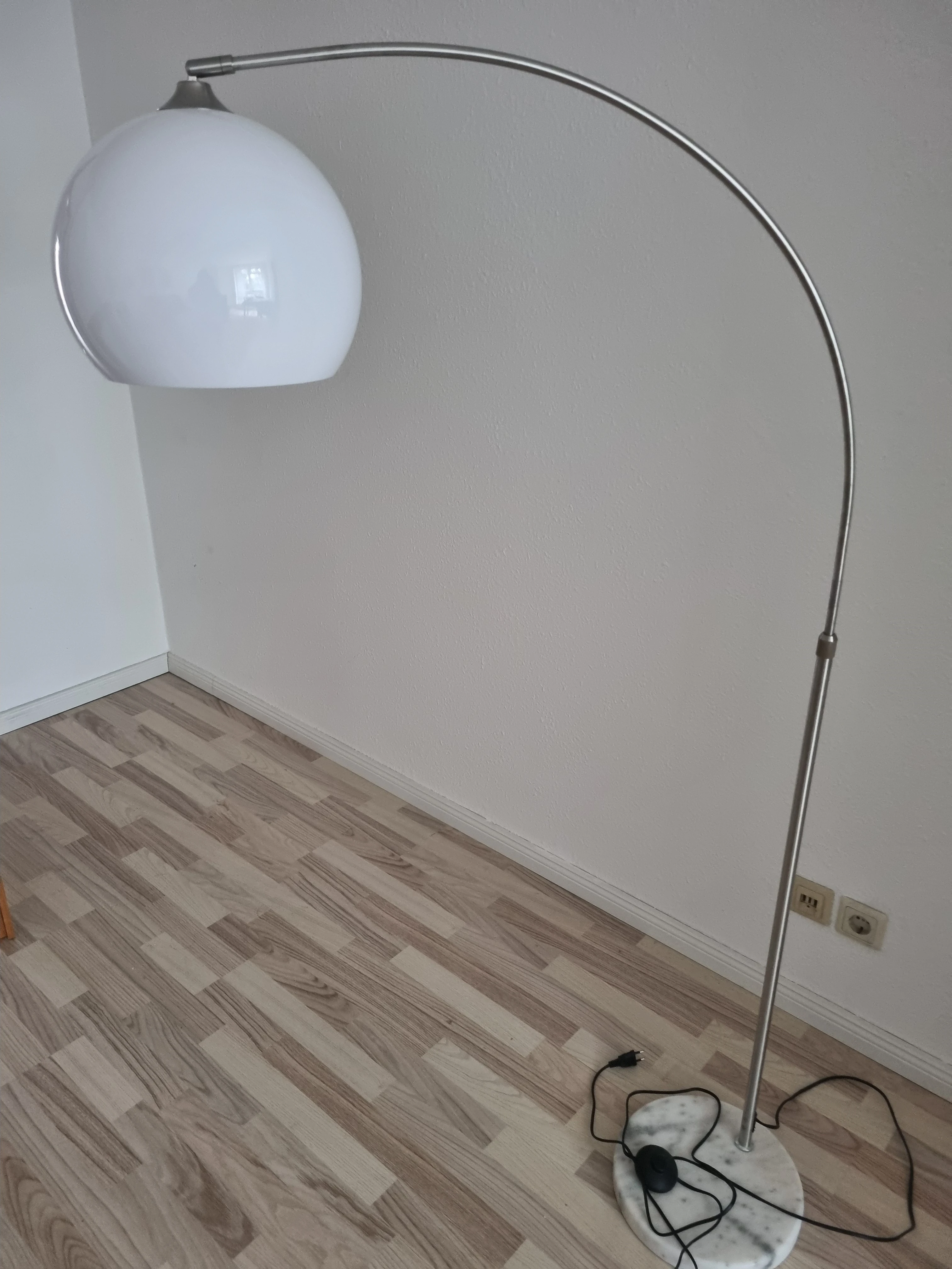 Bogenstehlampe mit Marmorfuß