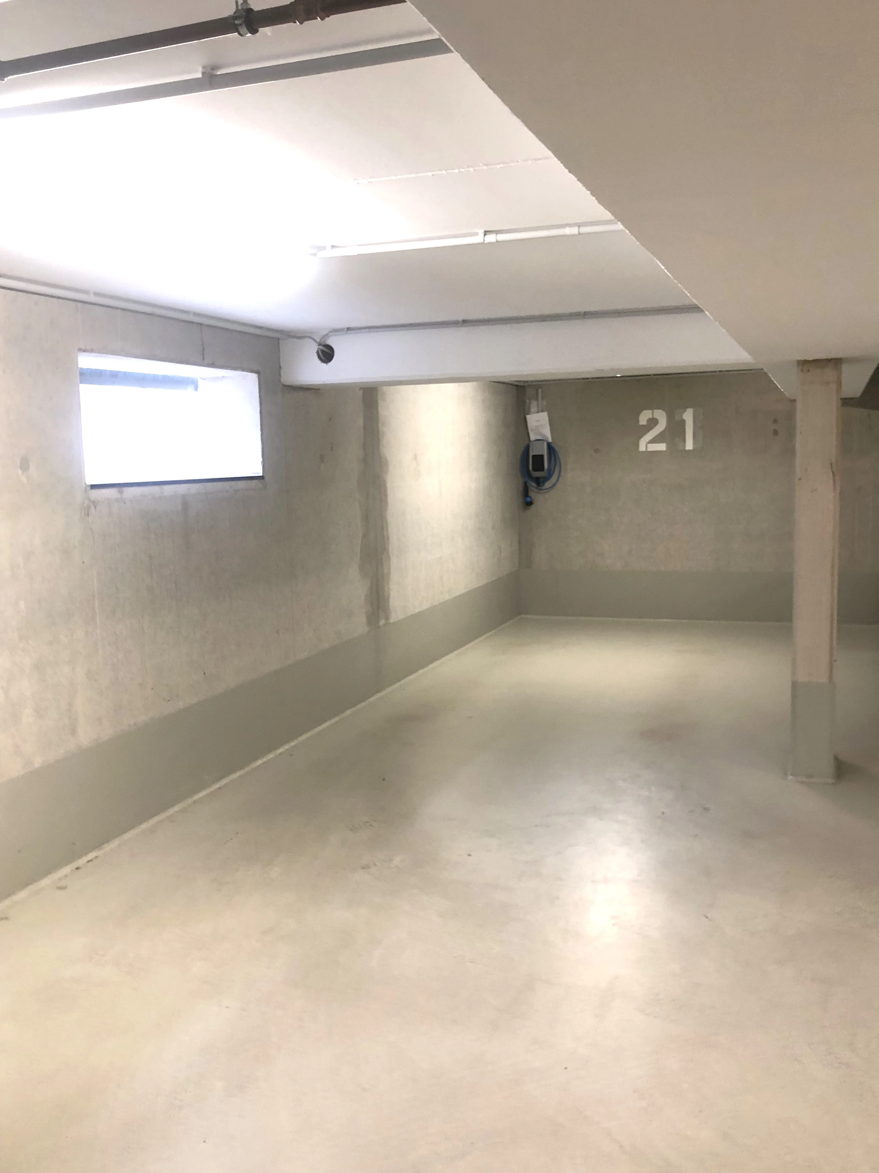 Privater neuer E-PKW Tiefgaragenstellplatz