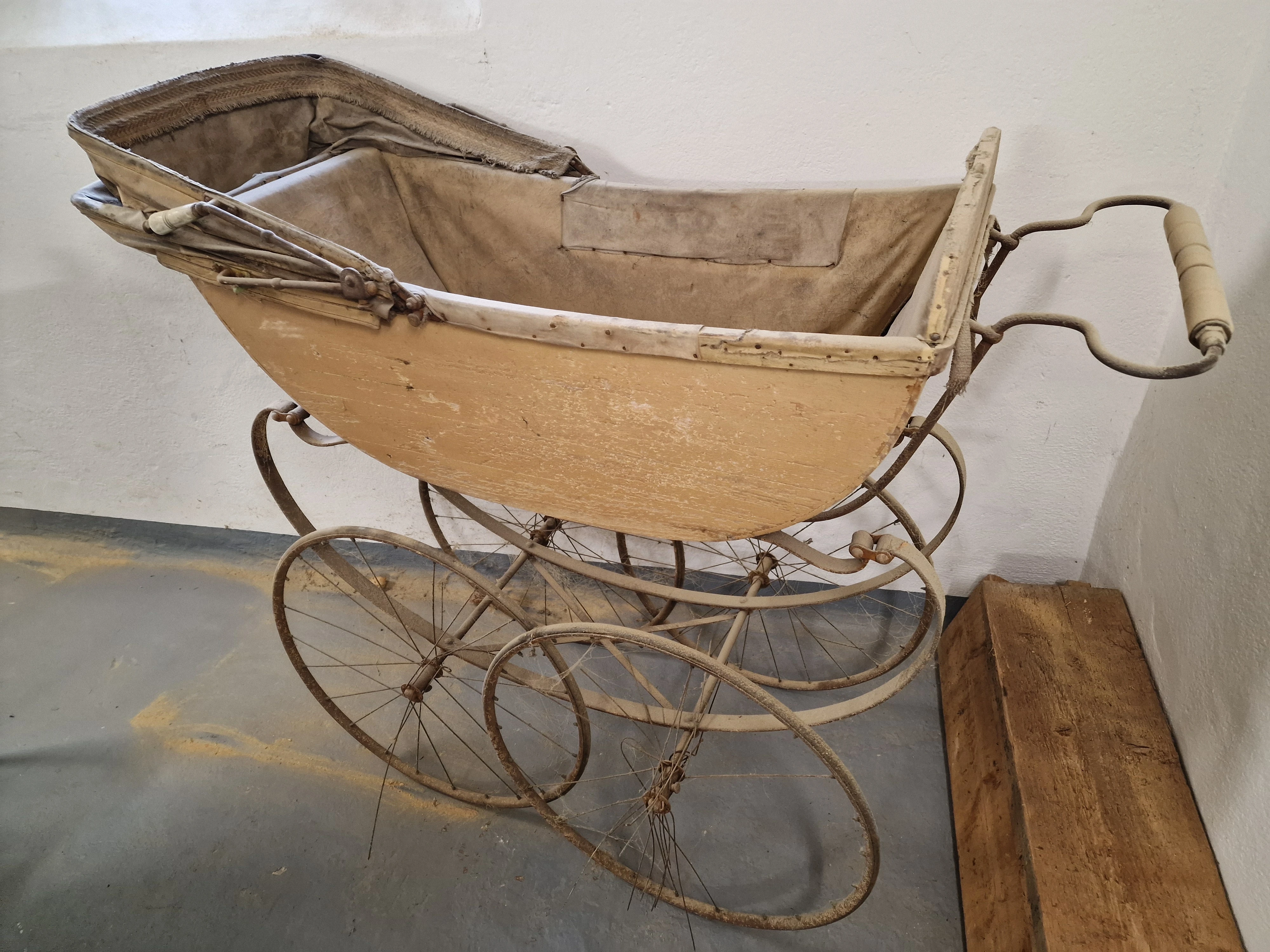 Kinderwagen um 1900