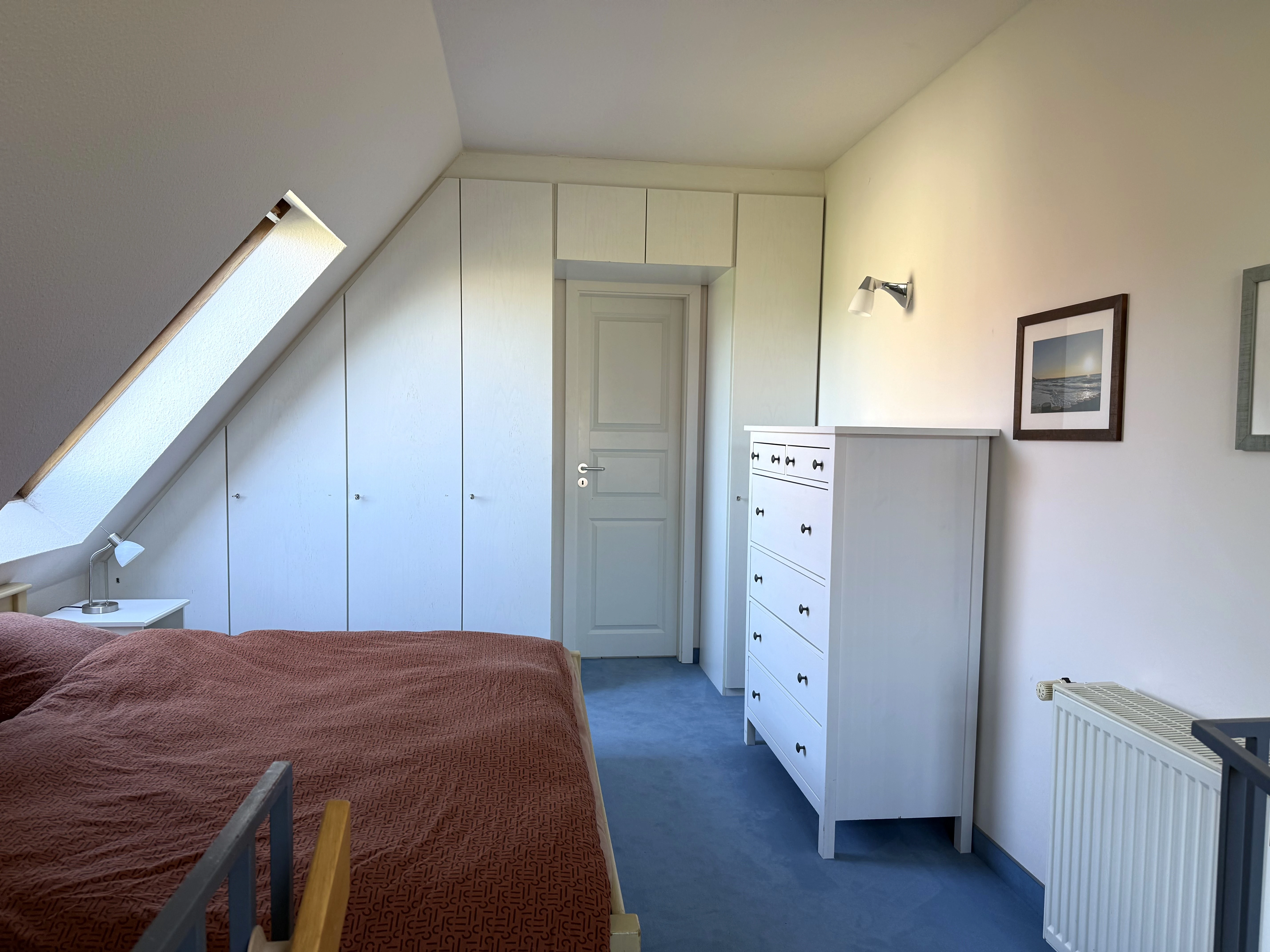 Schlafzimmer OG Blick zum Bad