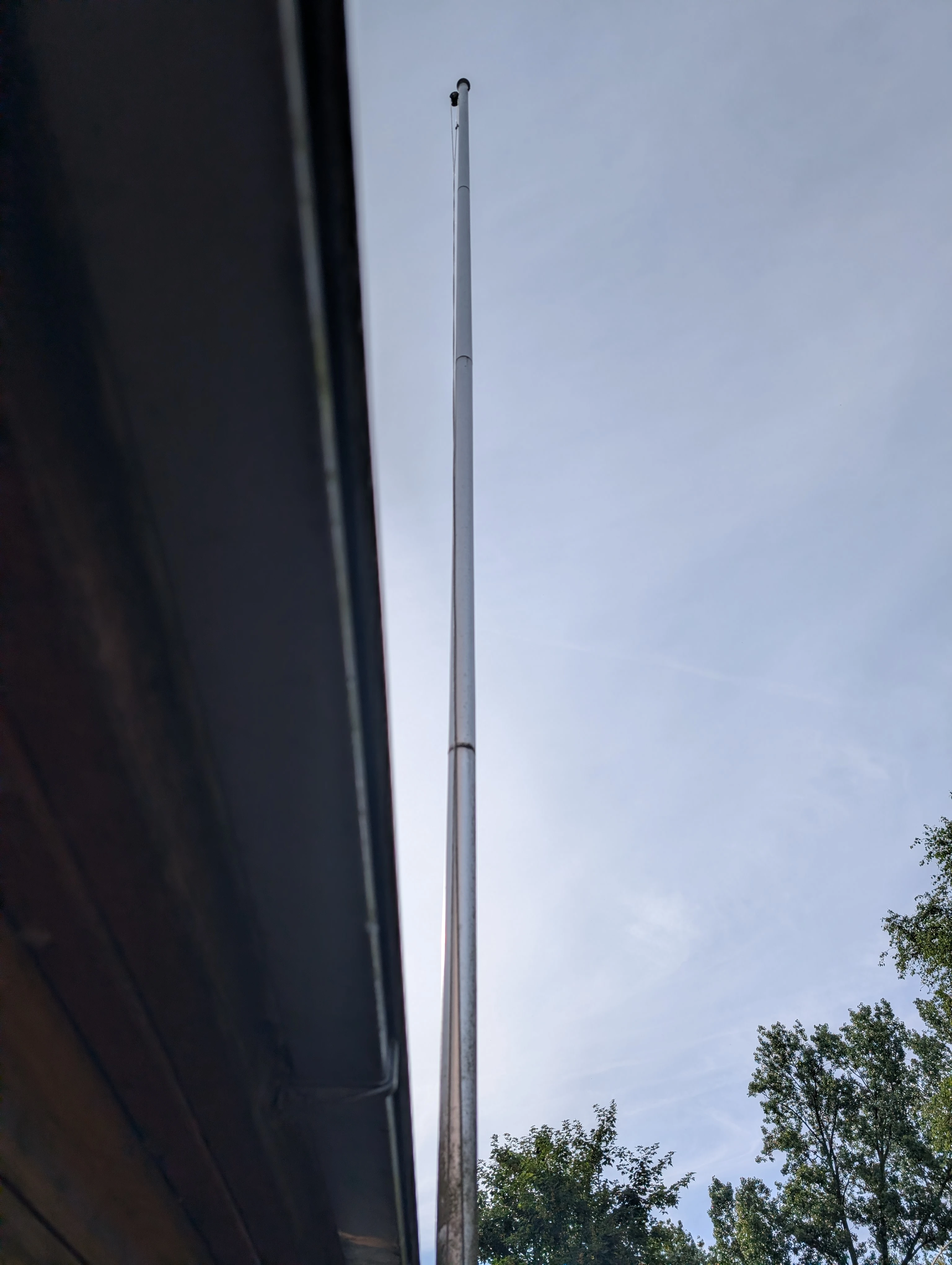 unterer Teil vom Fahnenmast 