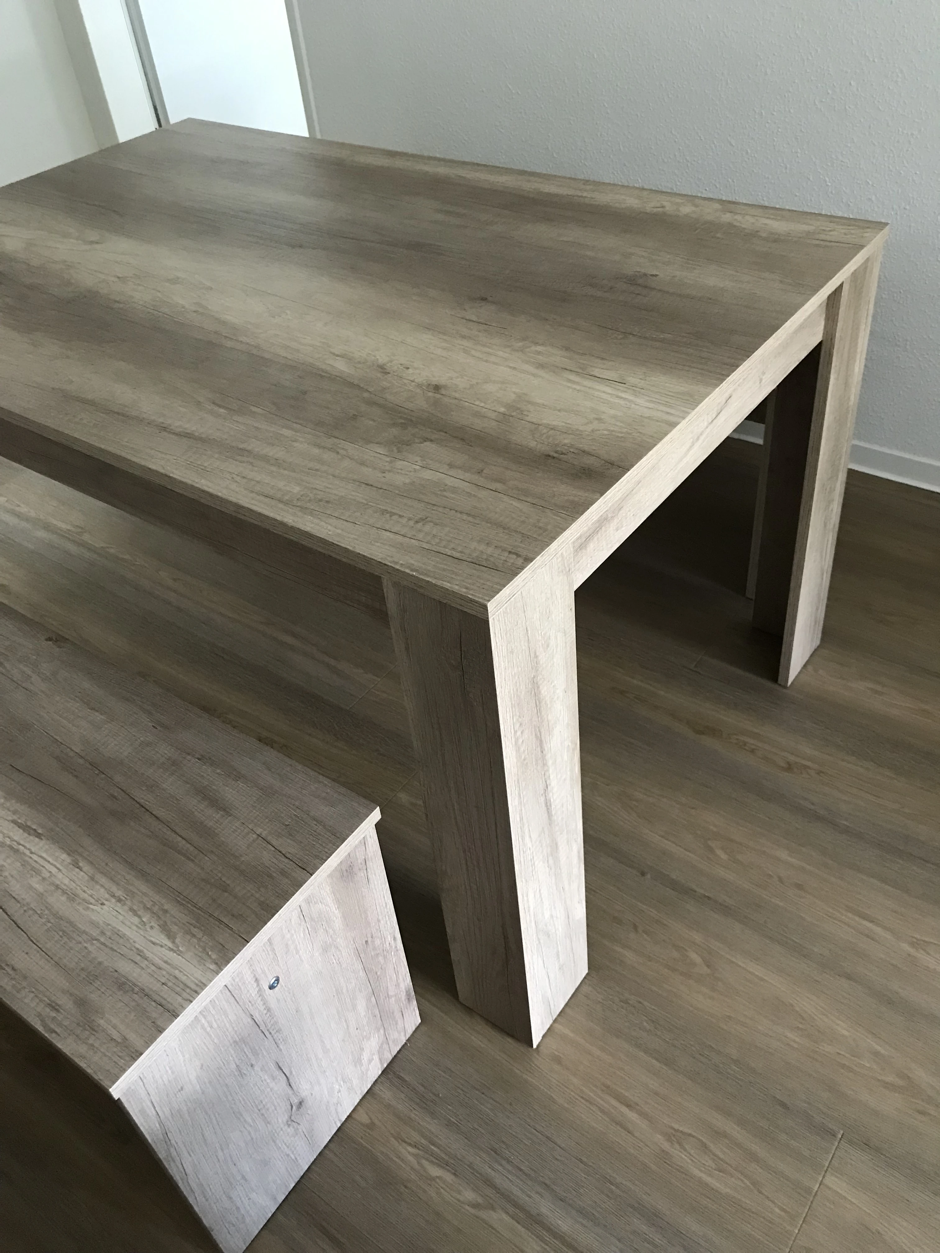 Esszimmer Bänke sind zugleich platzsparende Lösung 