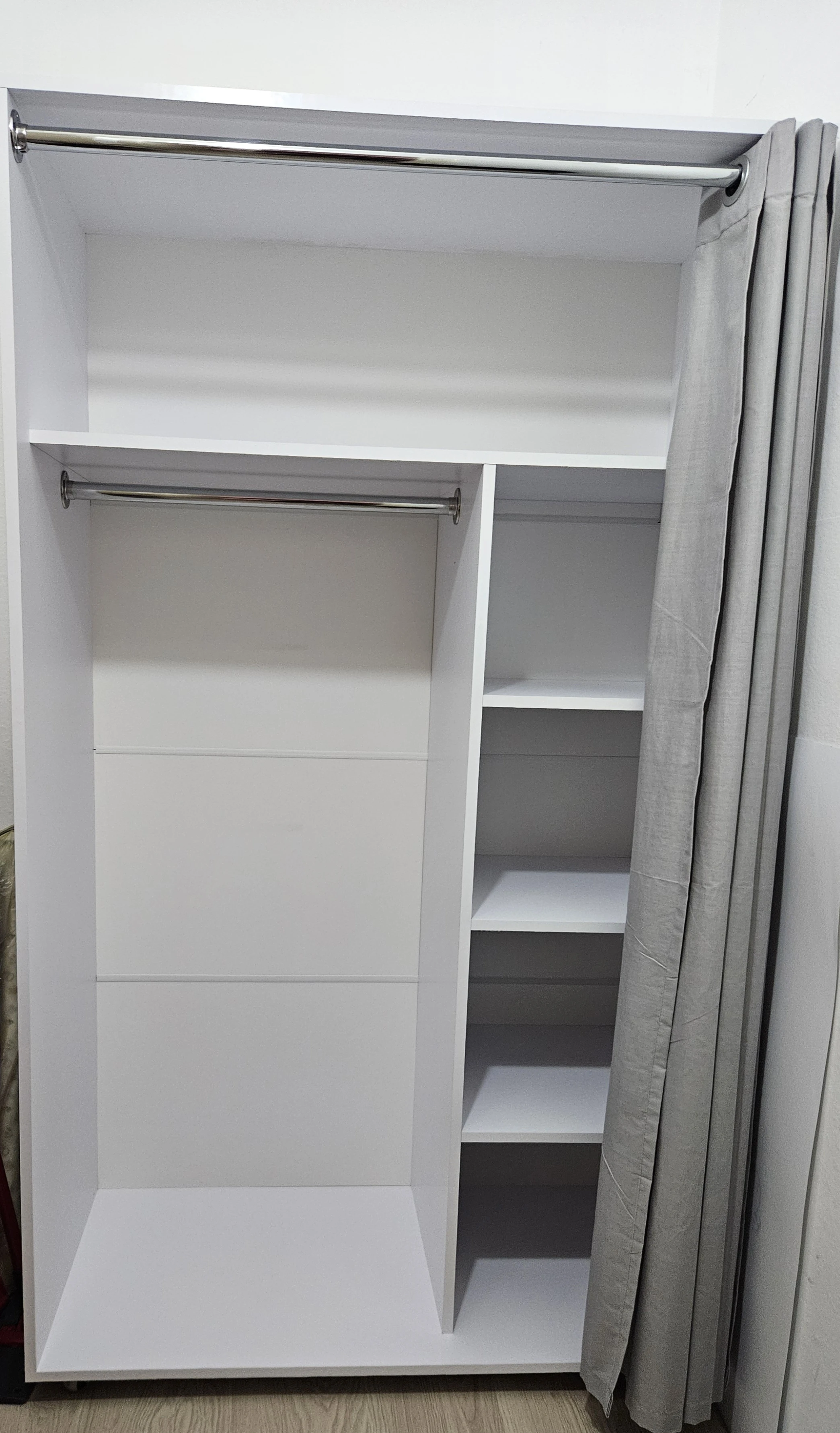 Kleiderschrank mit offenen Vorhang