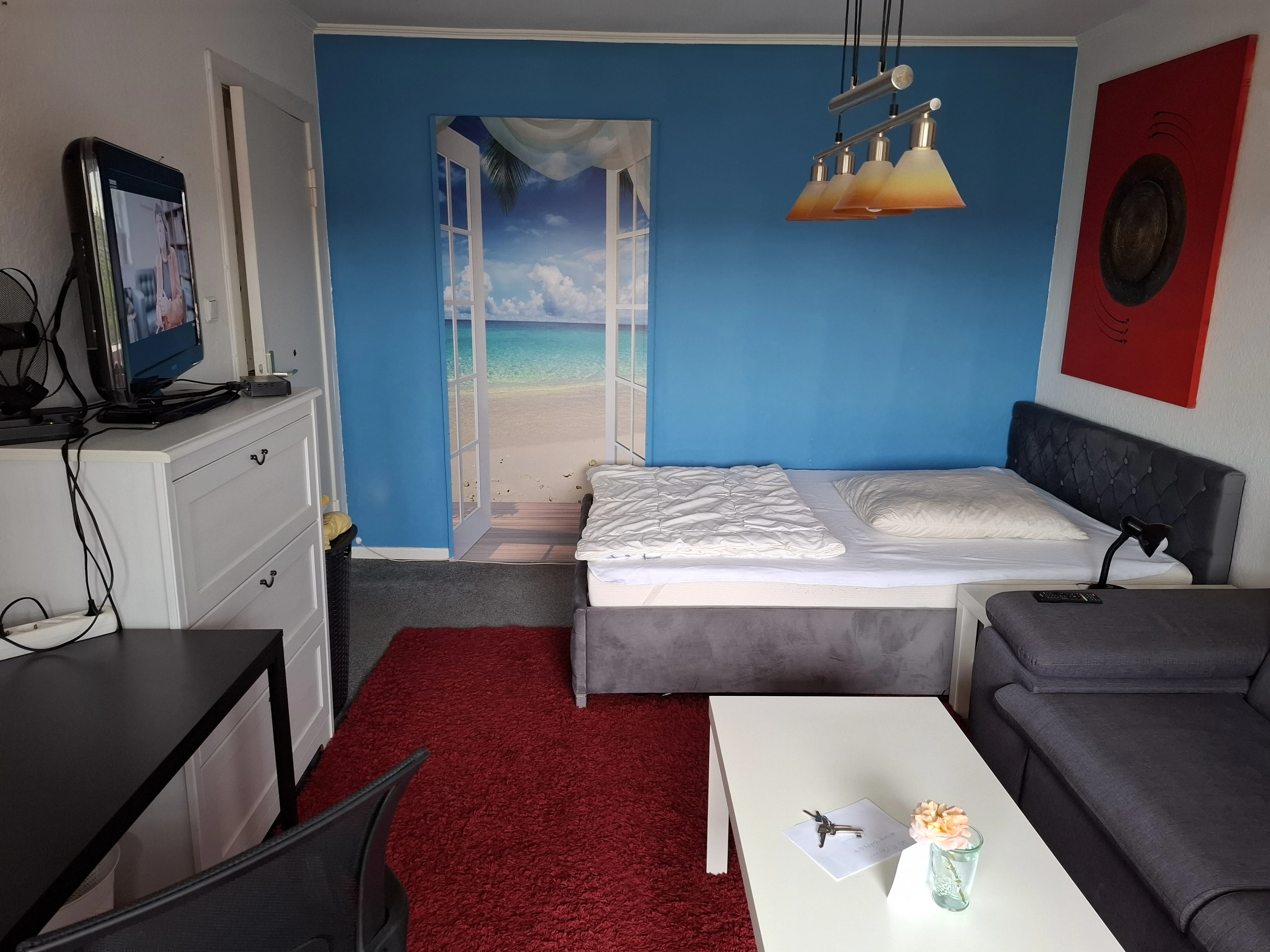Bett 140x200 cm mit Bettkasten. Coutsch mit Bettkaszen und ausziehbar. Schreibtisch mit Stihl. Kommode mit TV.
