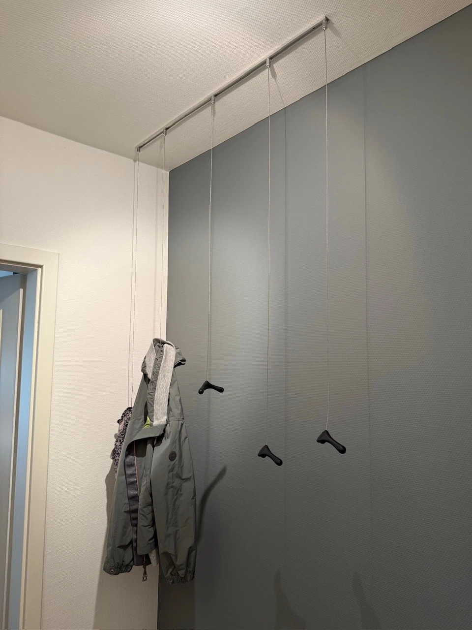 Flying Hooks an der Decke befestigt.