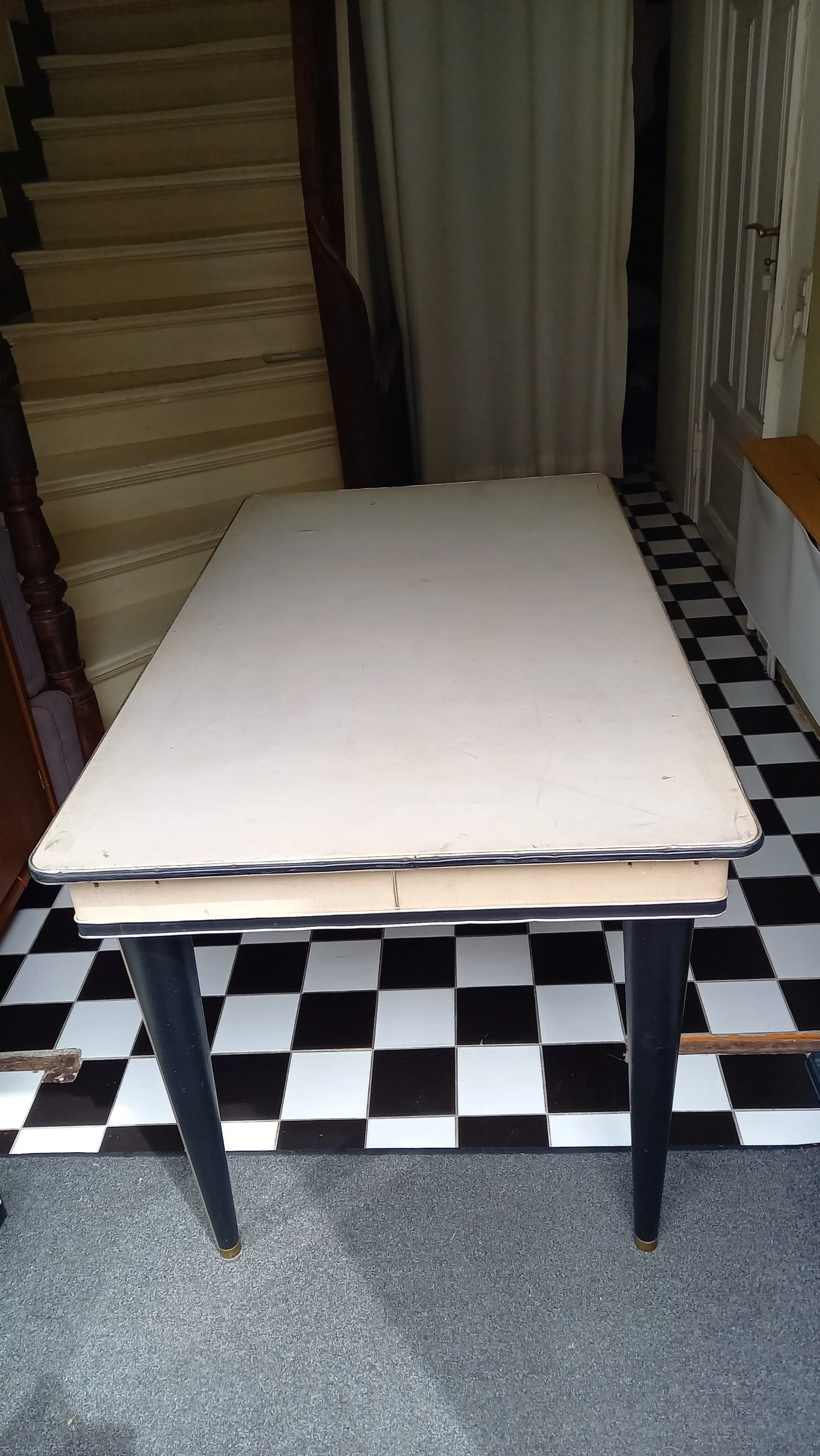 der Tisch