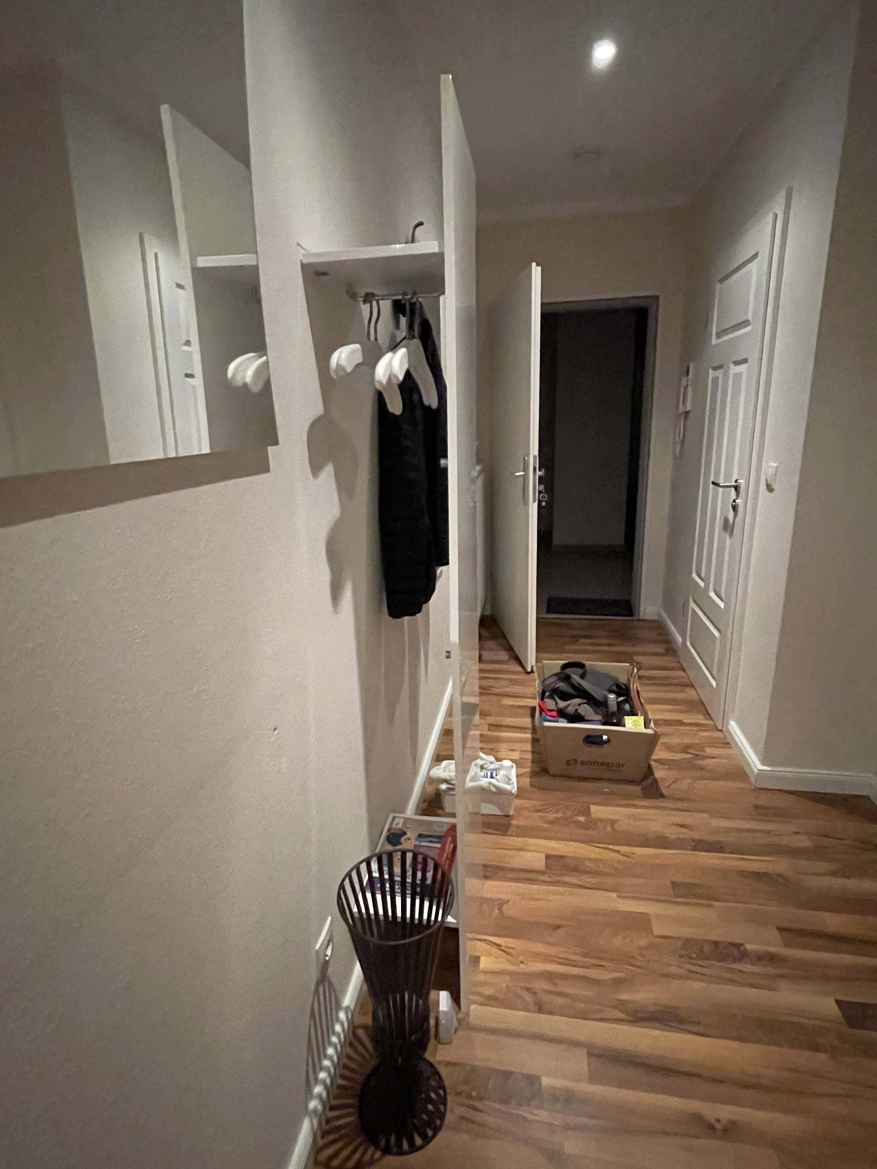 Flache Garderobe für wenig Platz