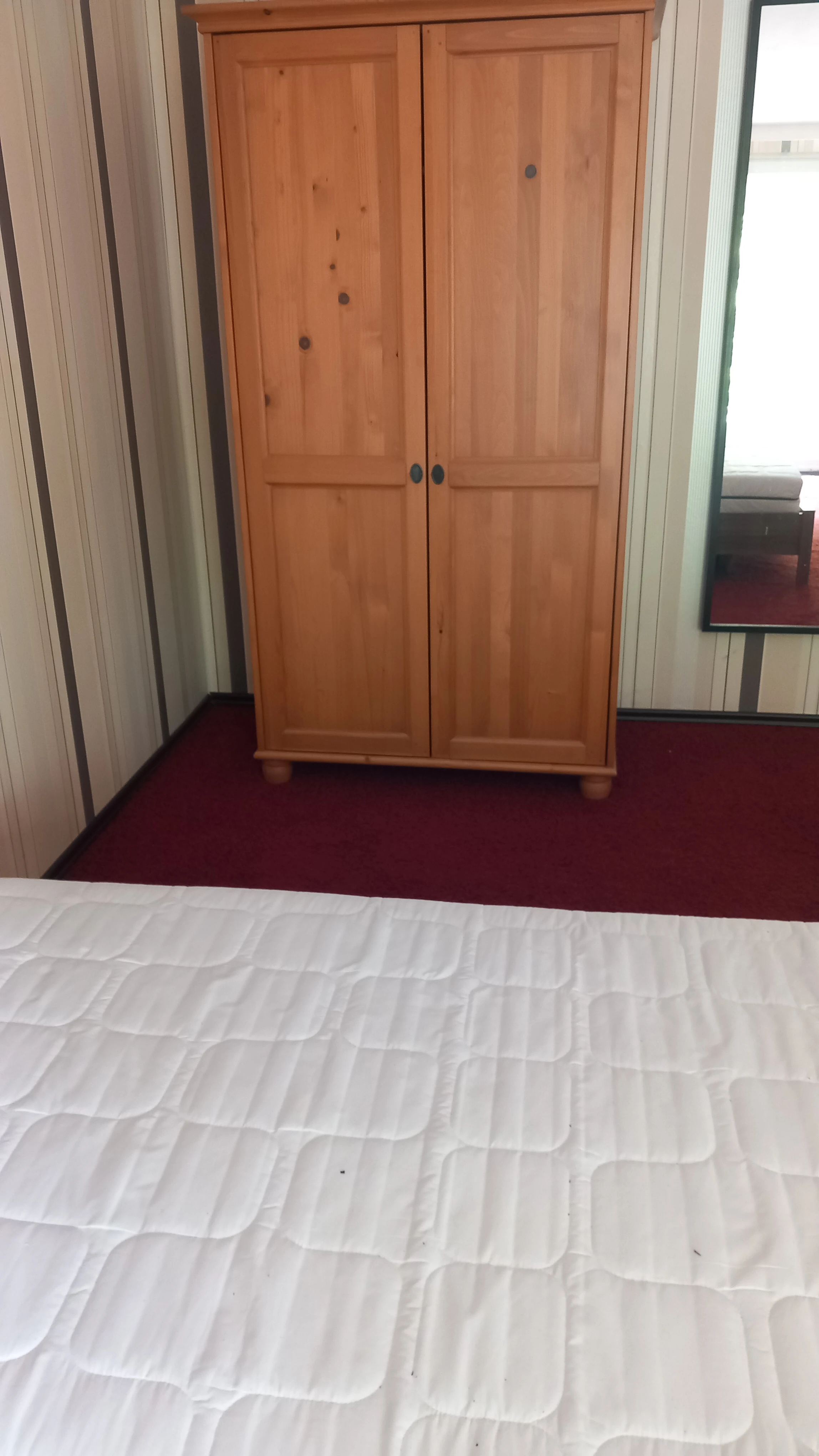 Holzschrank