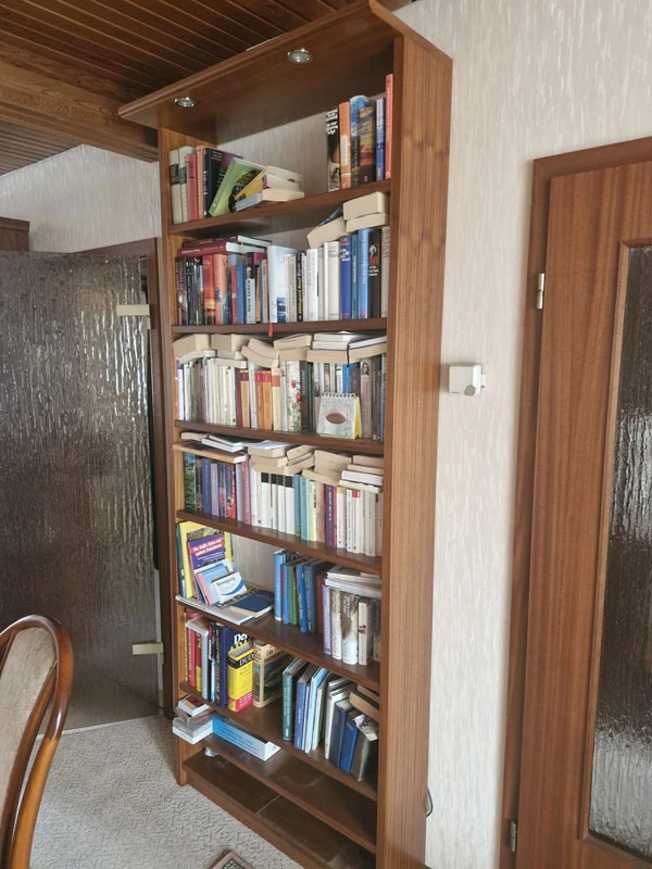Bücherregal