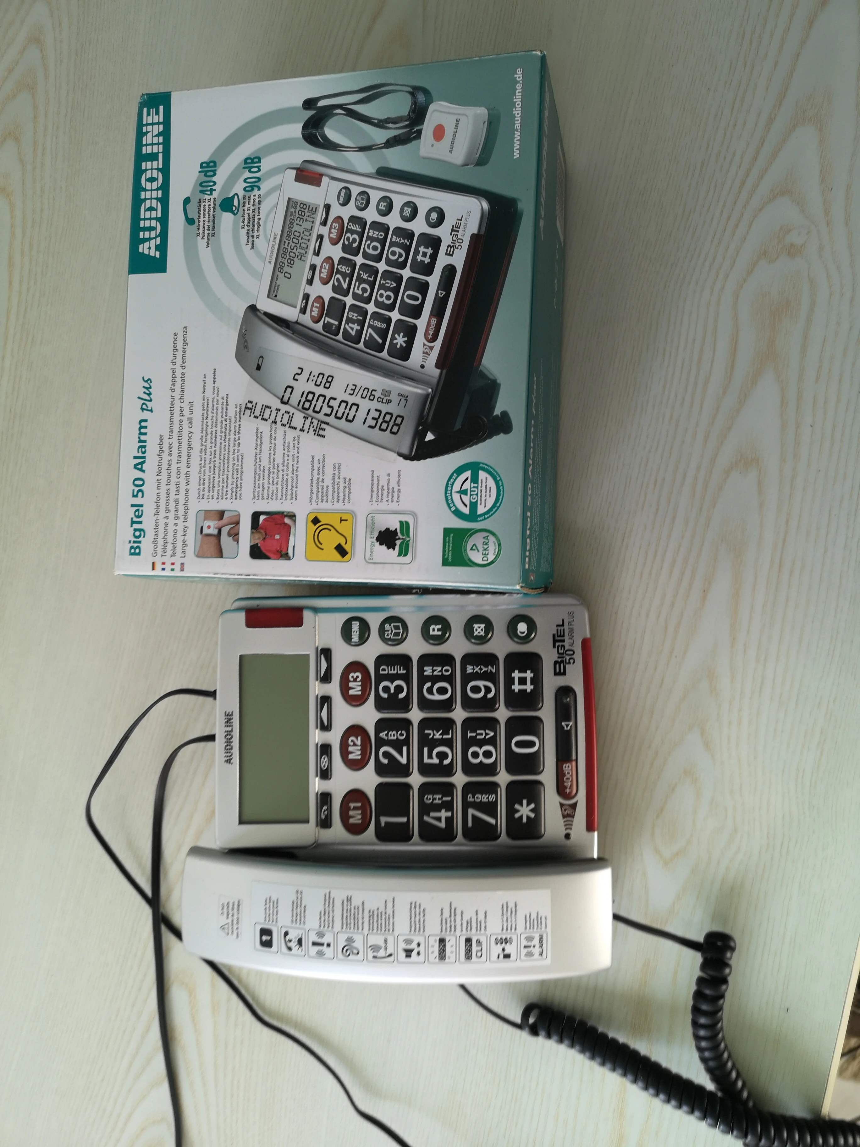 Telefon mit Karton 