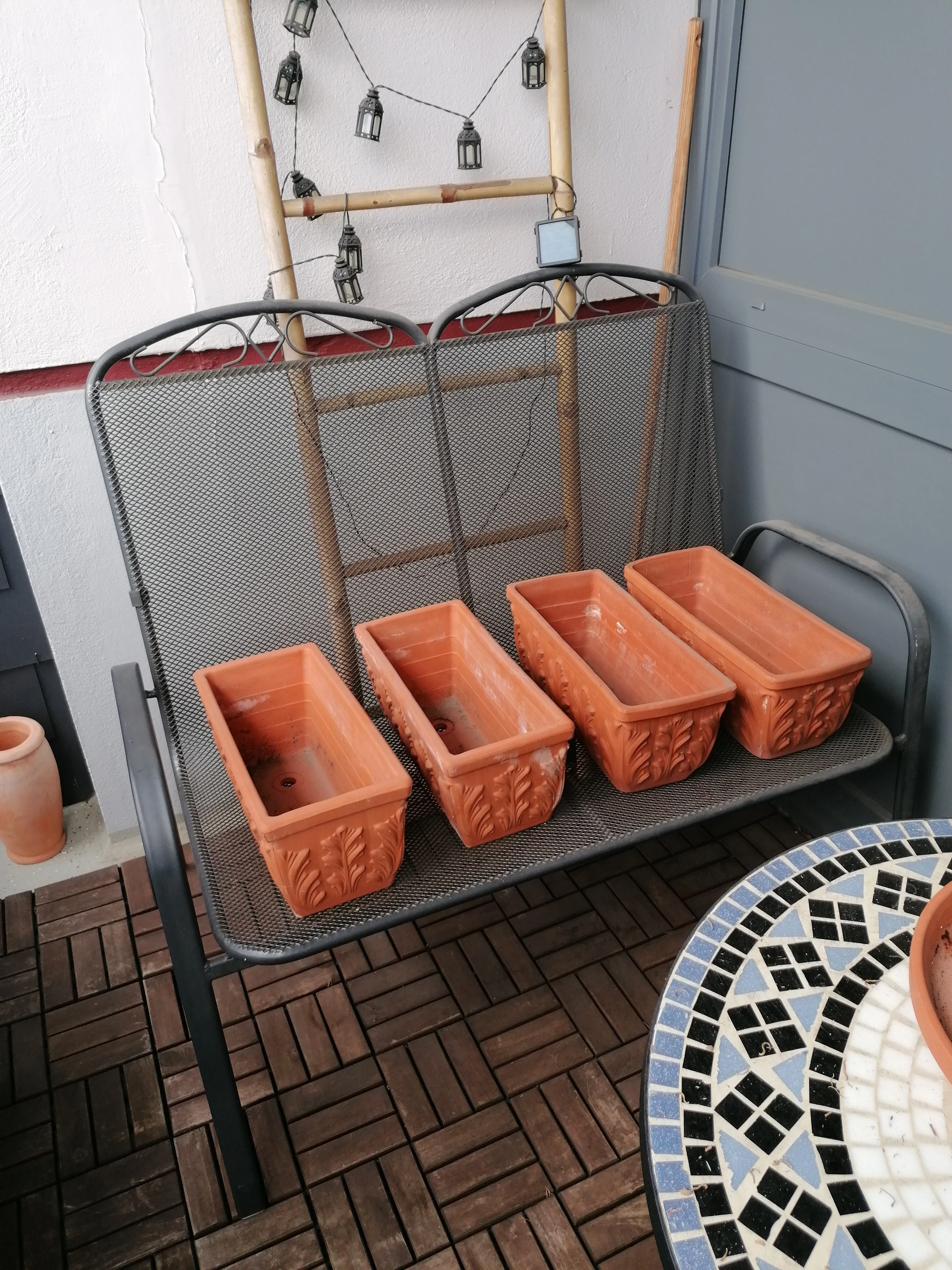 4 Terracotta Pflanzgefässe, 1 Sitzbank 