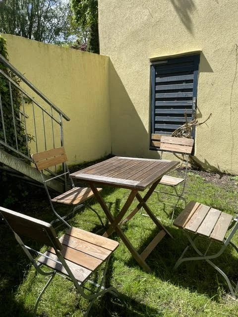 Holztisch mit Gartenstühlen
