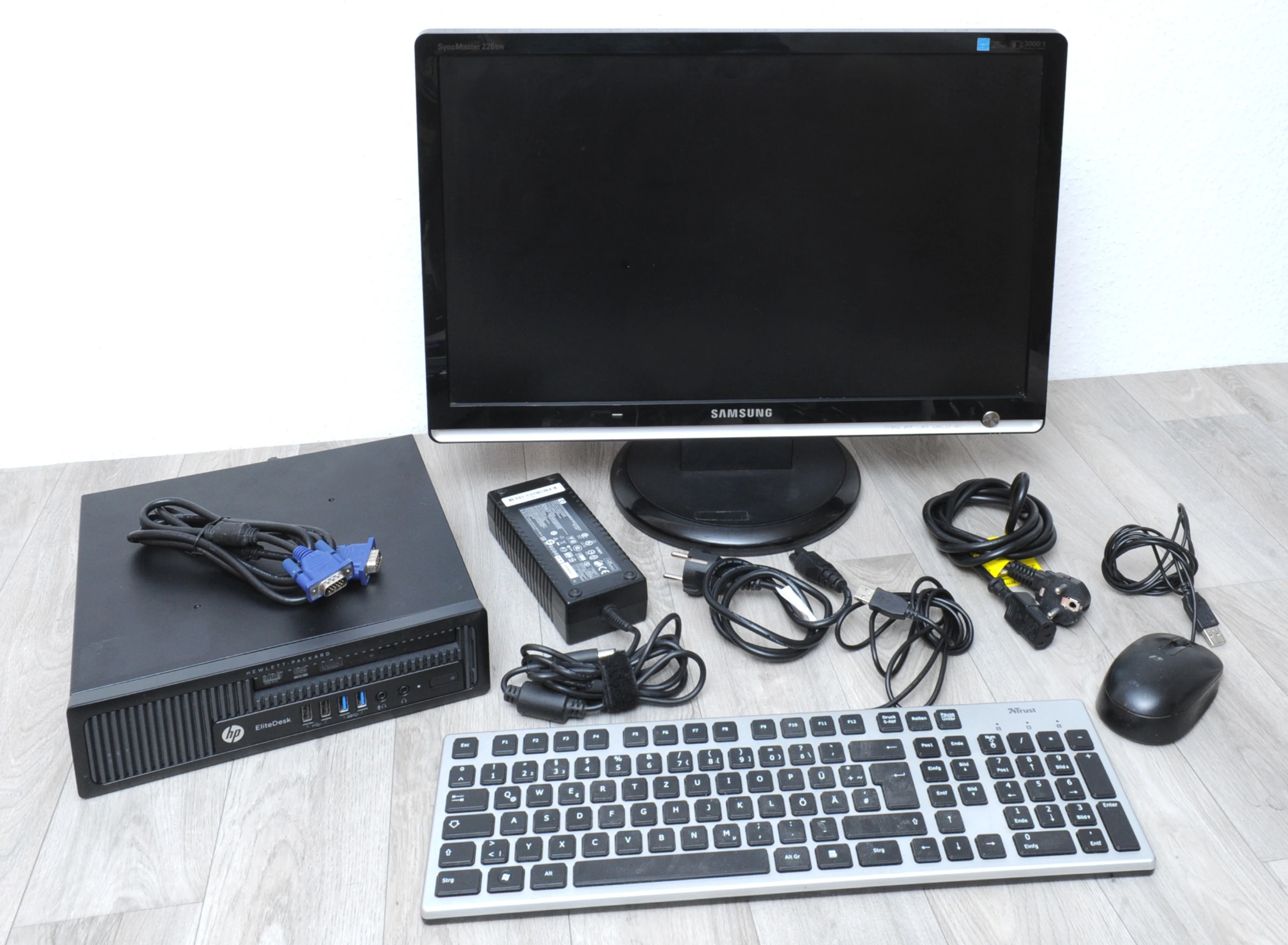 PC ausgeschaltet inkl. Zubehör