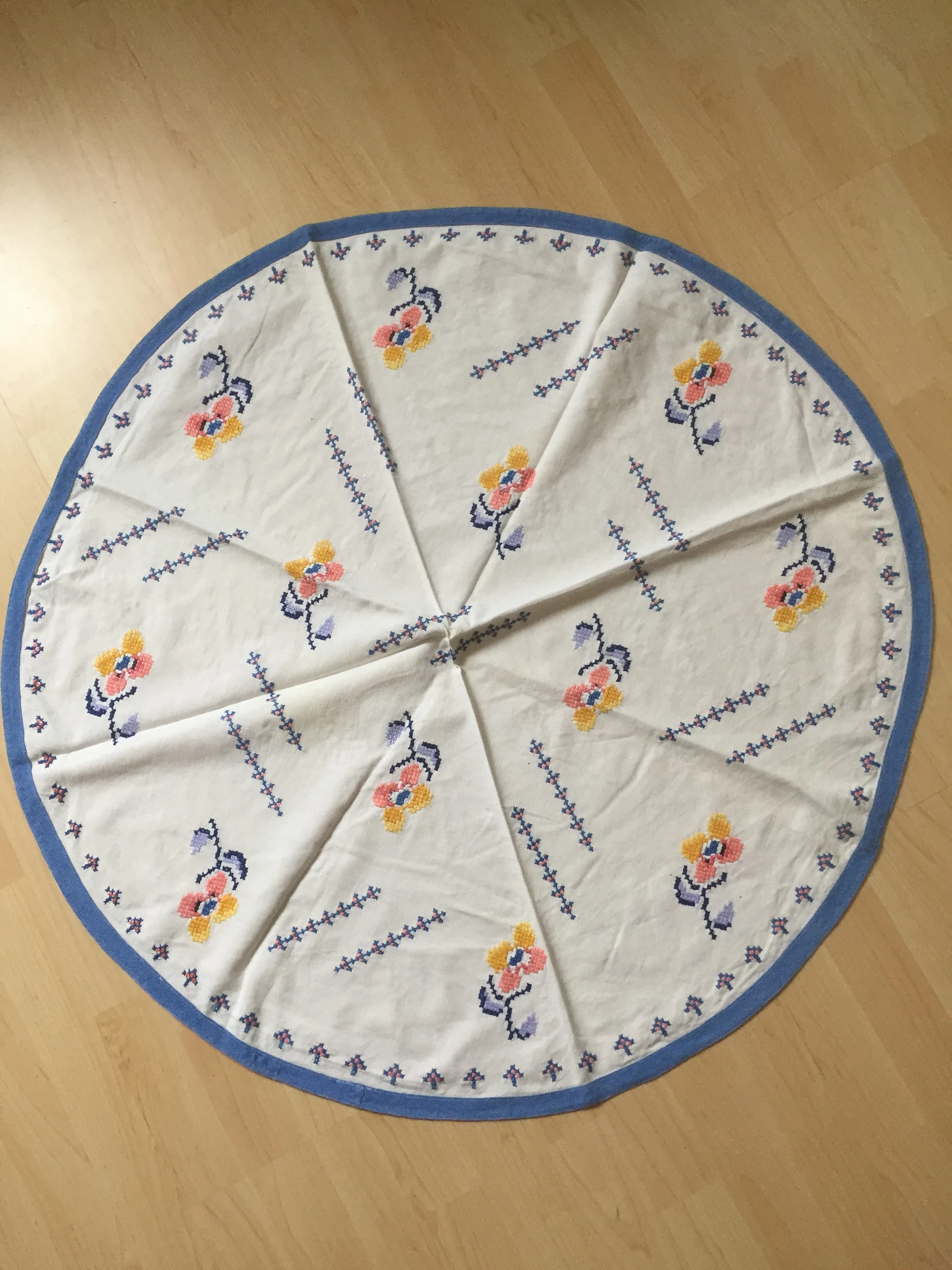   Handbestickte Vintage Tischdecken 
