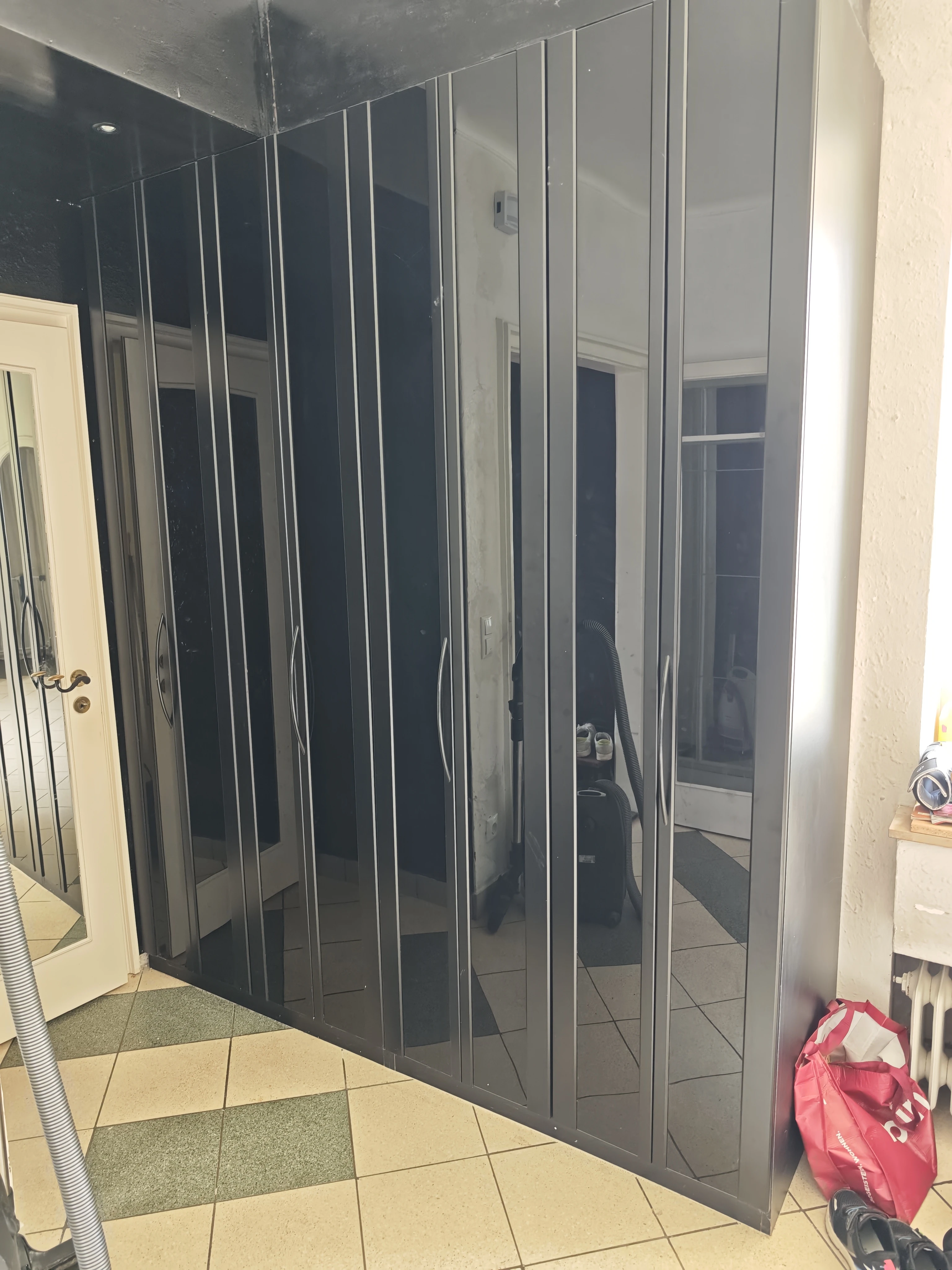 Schwarzer Schrank