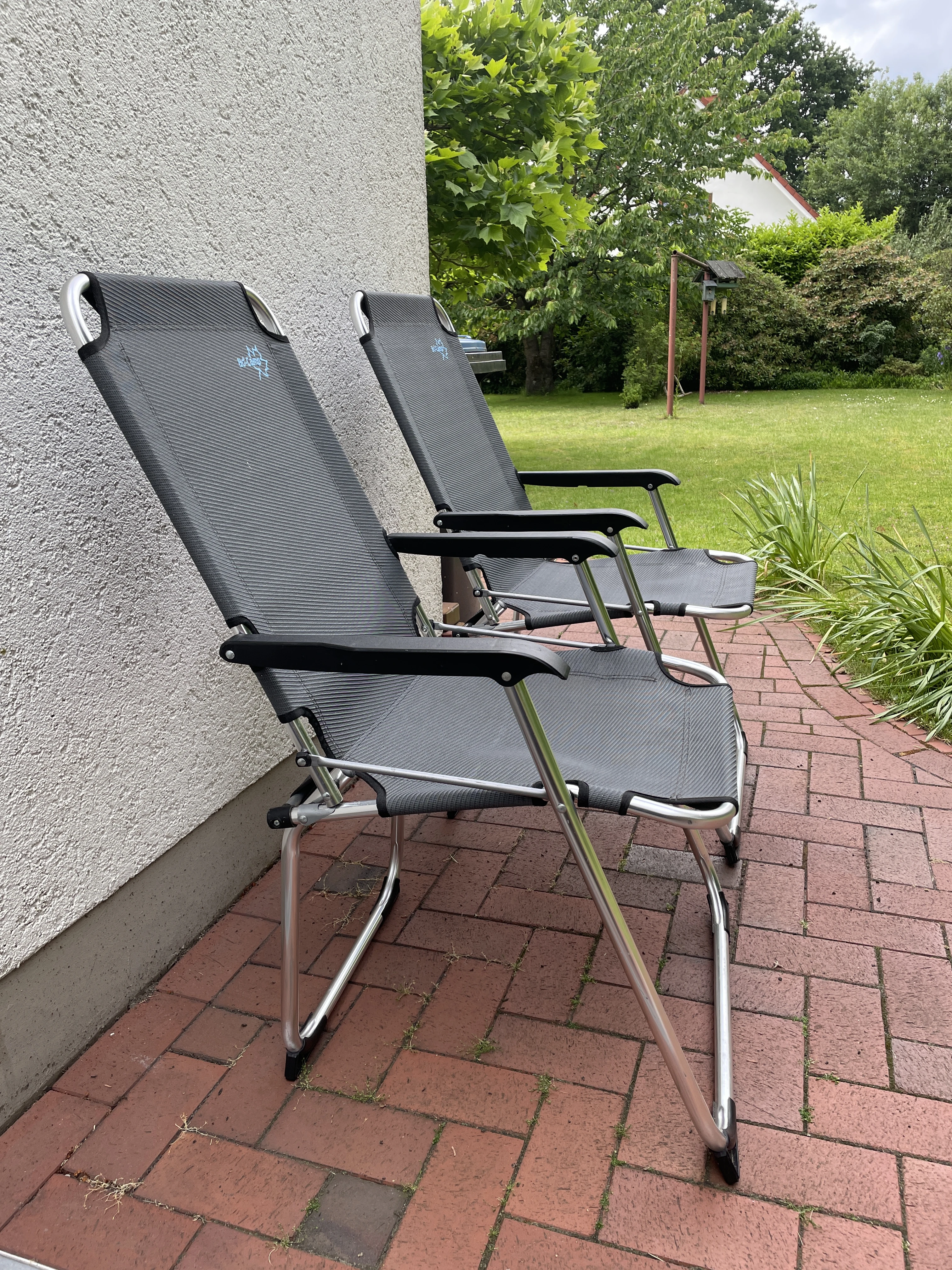 Zwei Klappstühle 