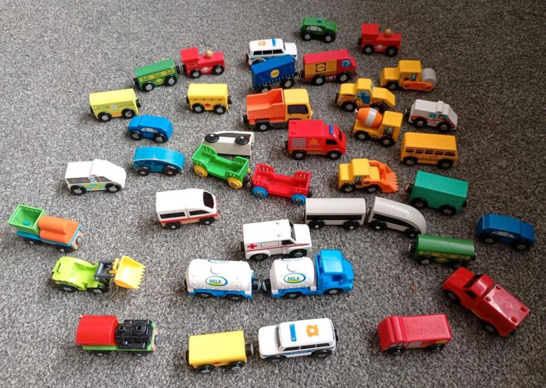 Normale Züge Schinen Fahrzeuge