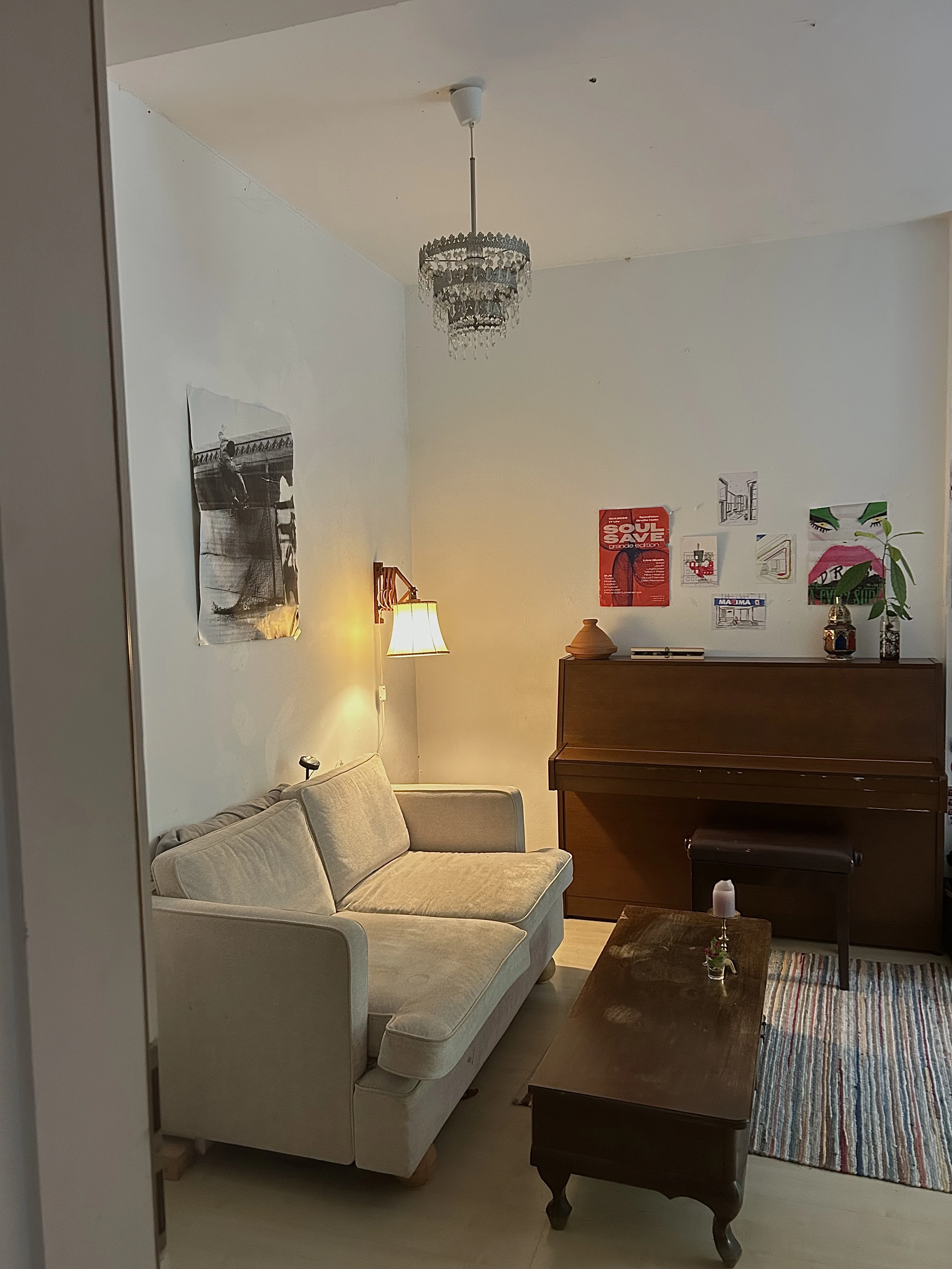 SOFA, TISCH, KLAVIER