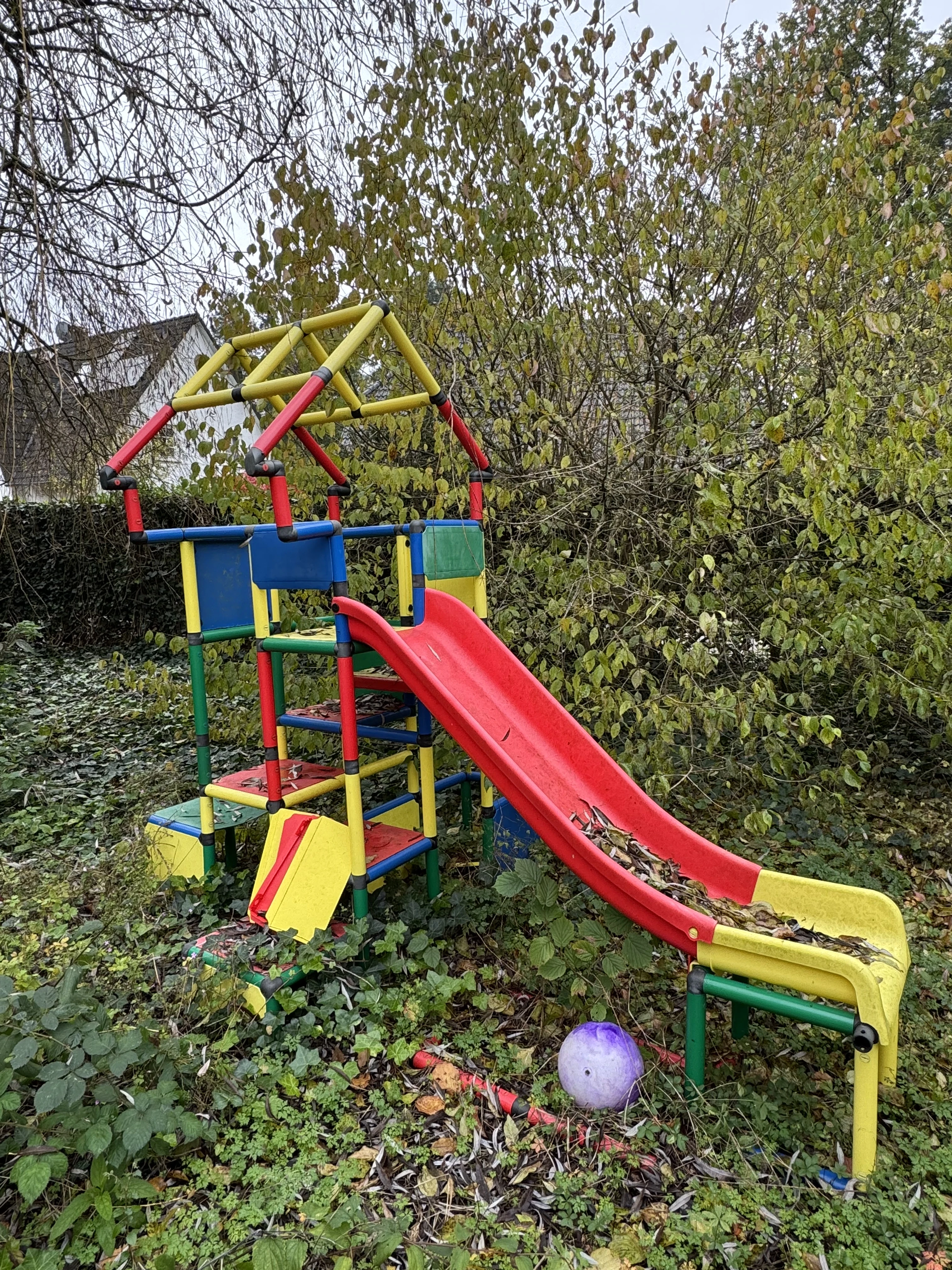 Spielturm mit Rutsche