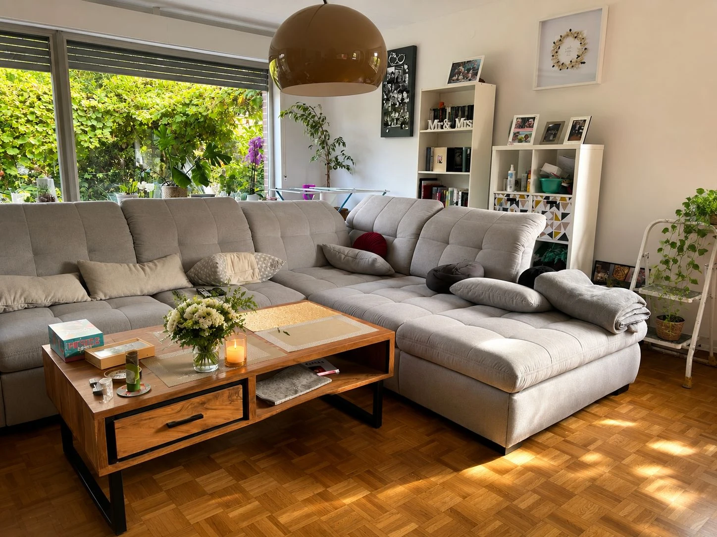 Heller Wohnbereich mit großem Fenster zum Garten