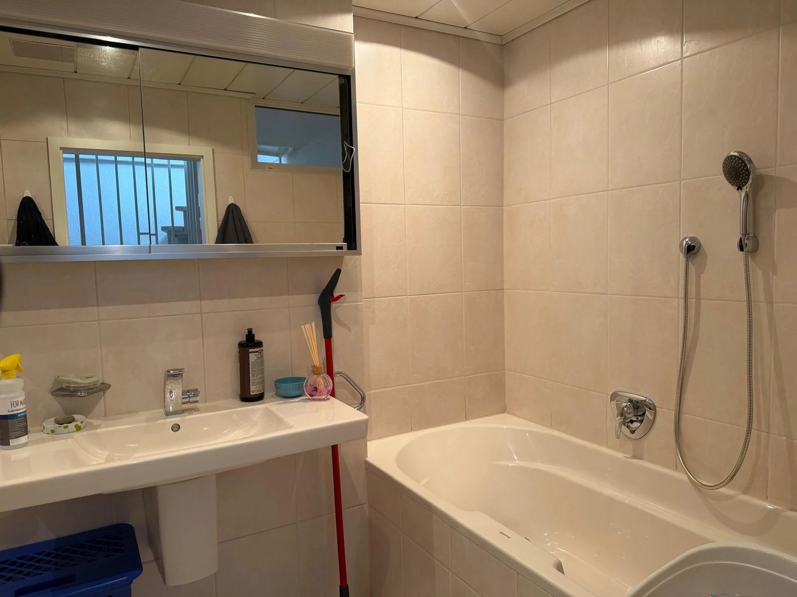 Badezimmer mit WC, Badewanne und Dusche