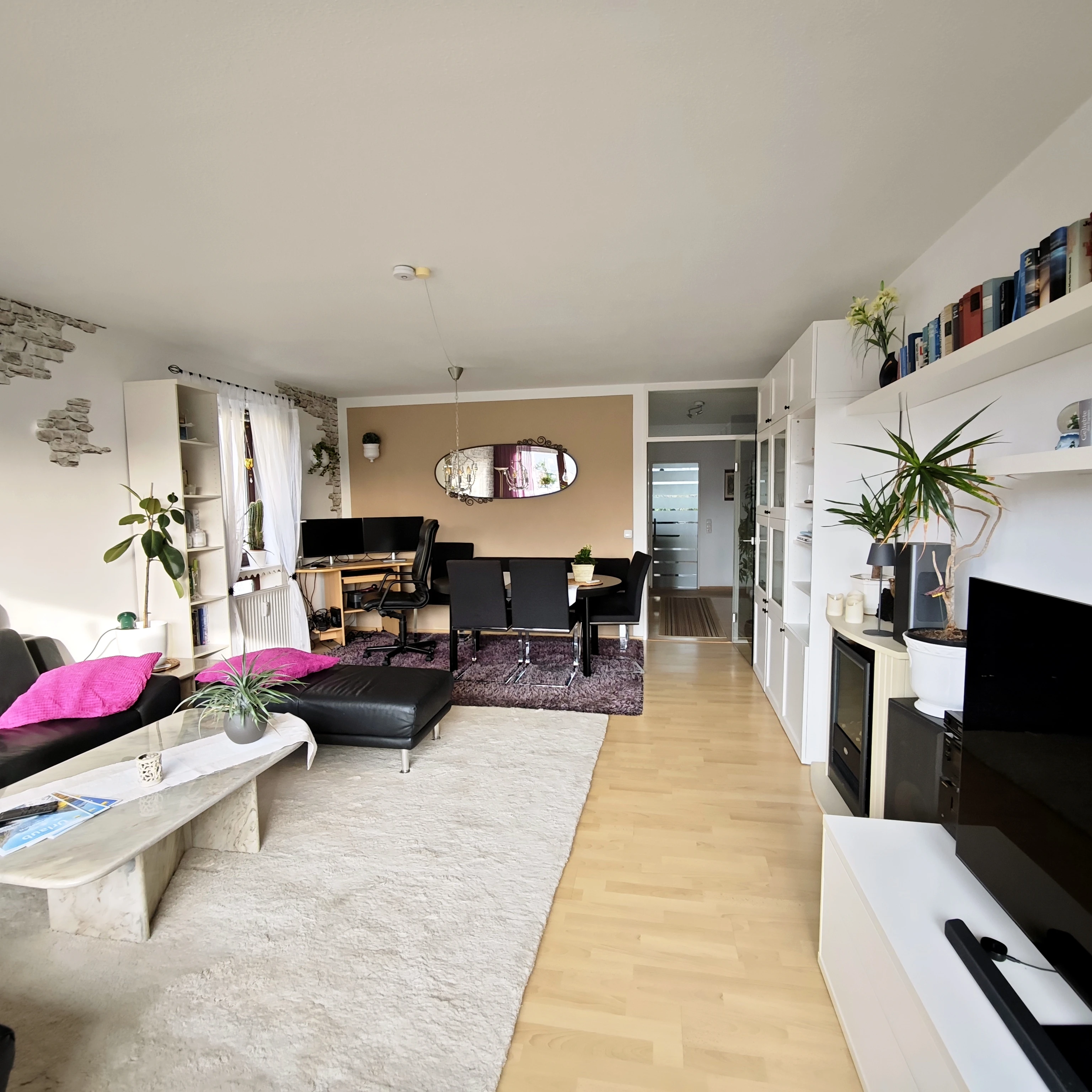 Wohnzimmer mit Arbeitsplatzbereich