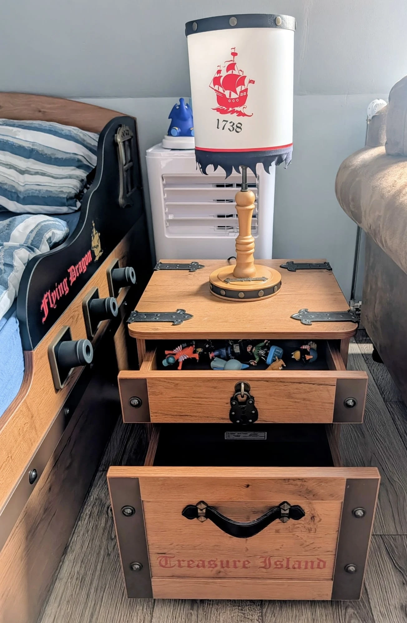 Nachtschrank mit Lampe