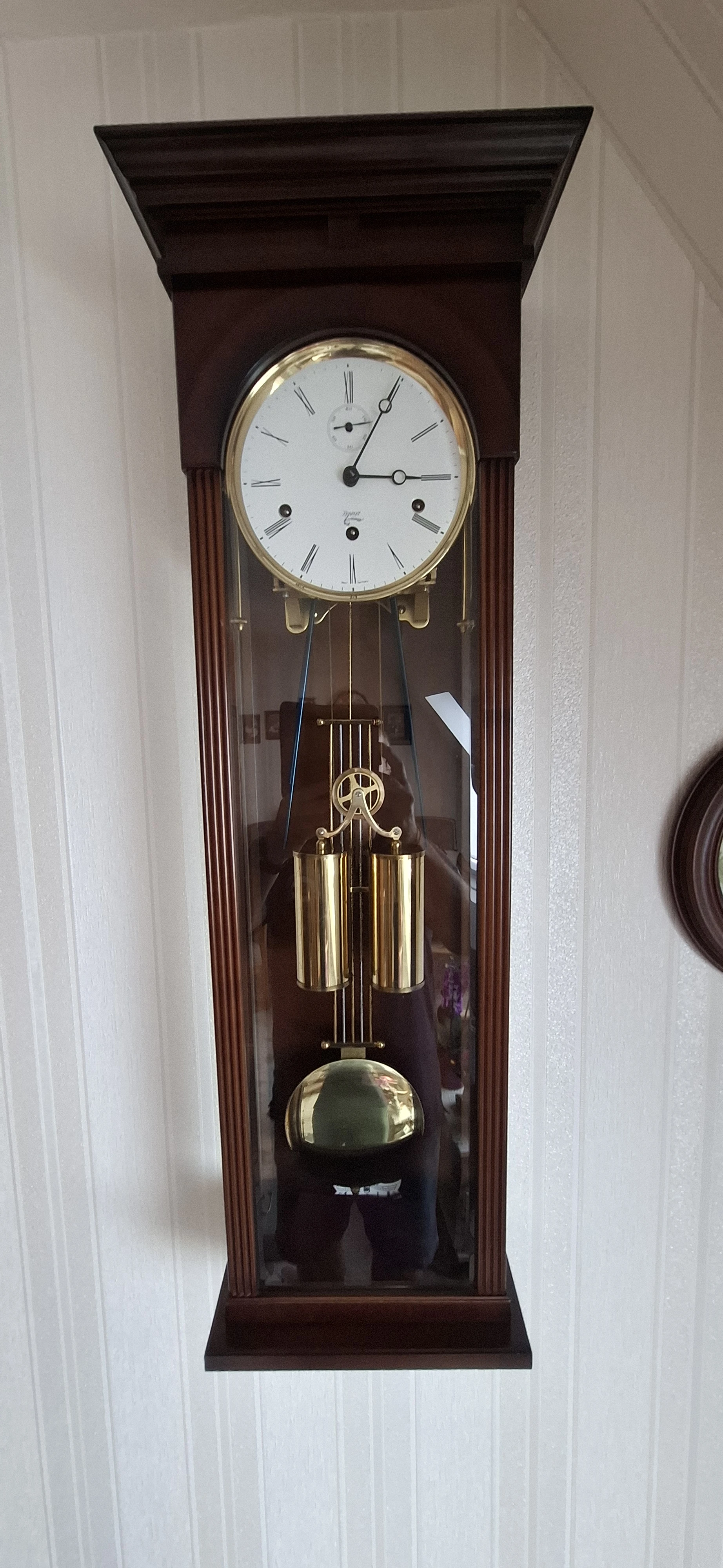 Wanduhr mit Pendel und Gewichten