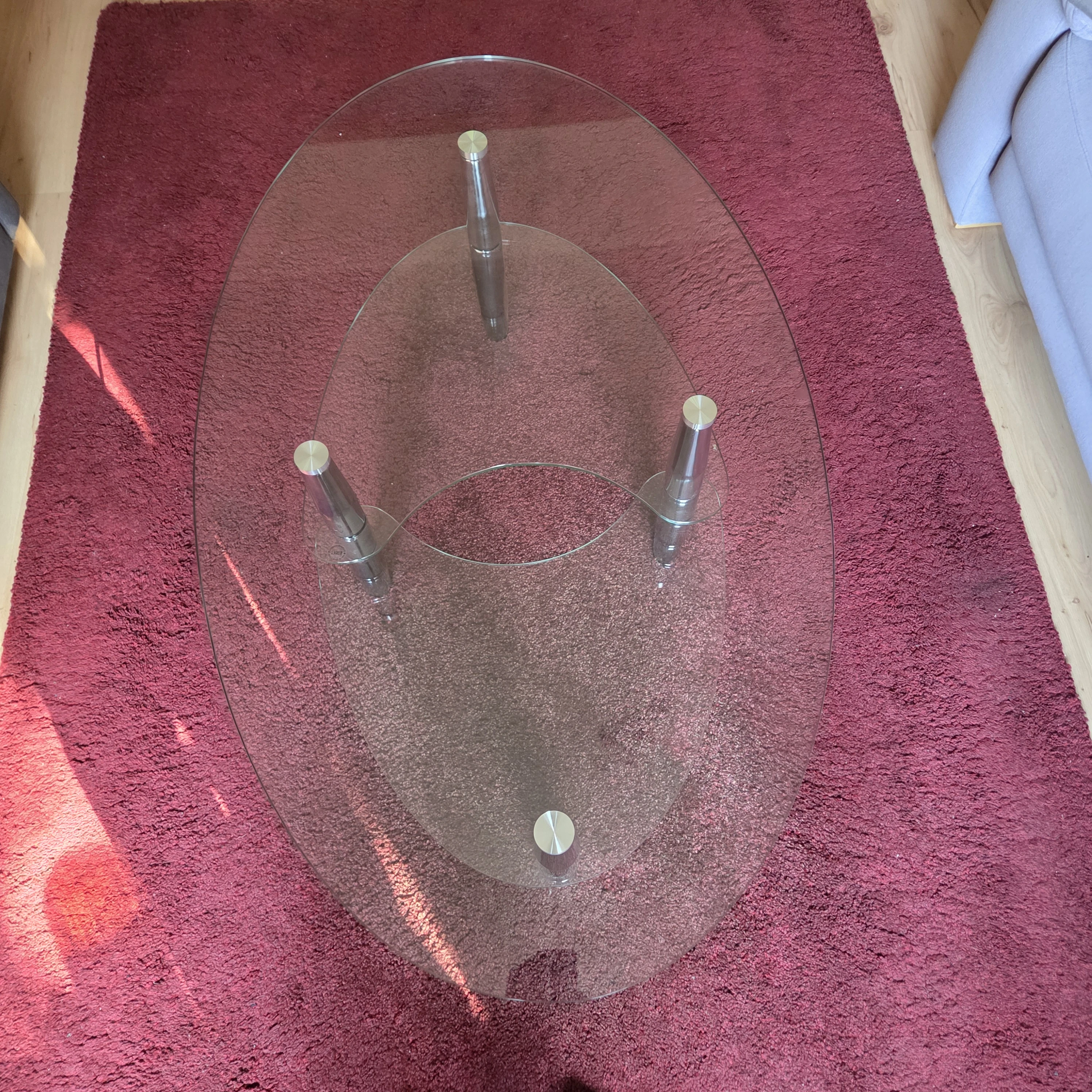 Sehr schöner Glas Tisch, kaum sichtbare Gebrauchs Spuren für 50 Euro abzugeben. 