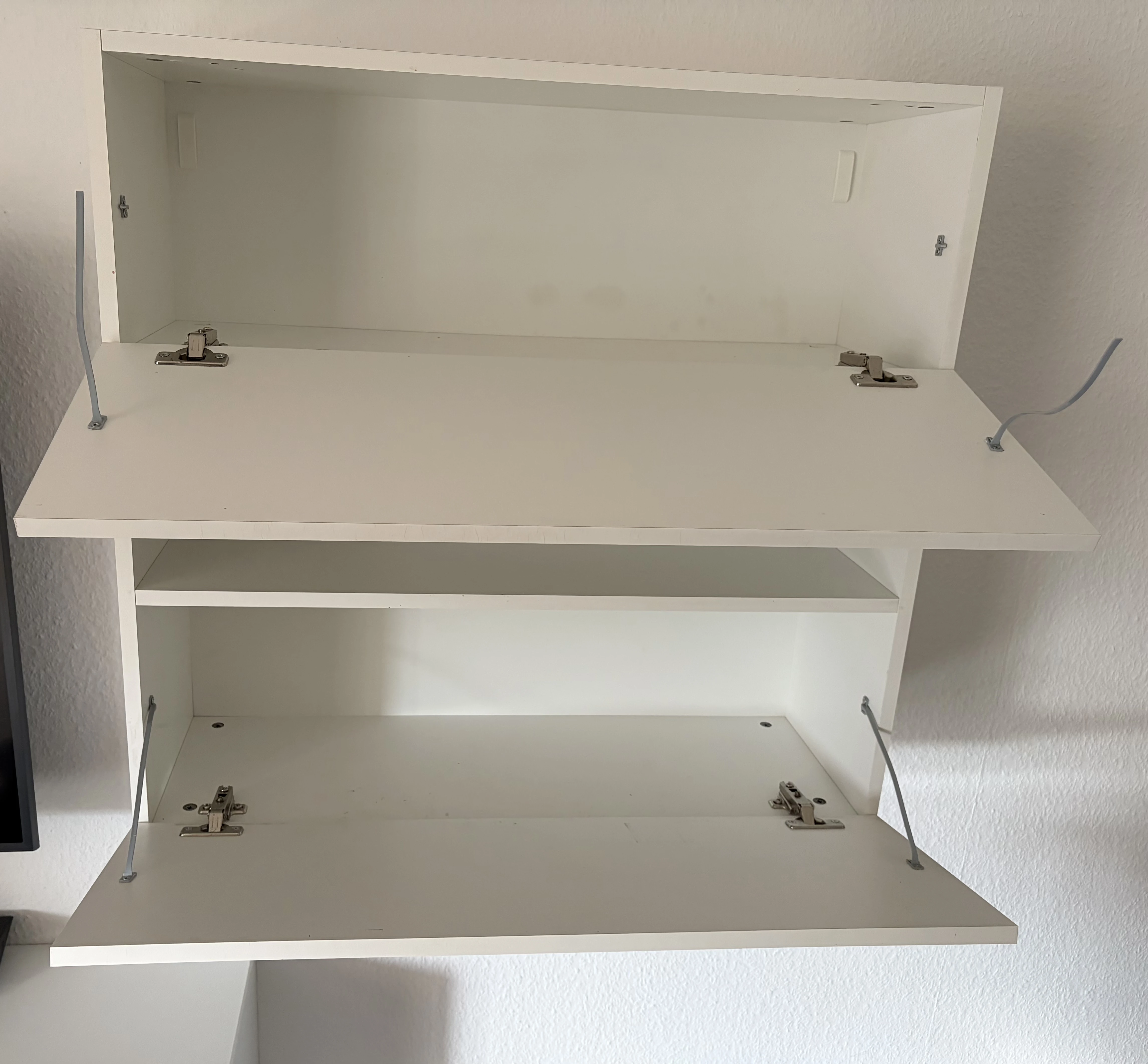 Offener Hängeschrank mit defektem Band 