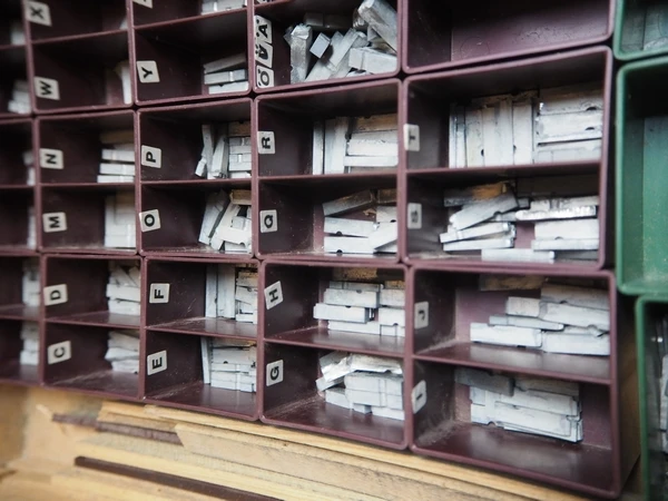 verschiedene Metallbuchstabensätze