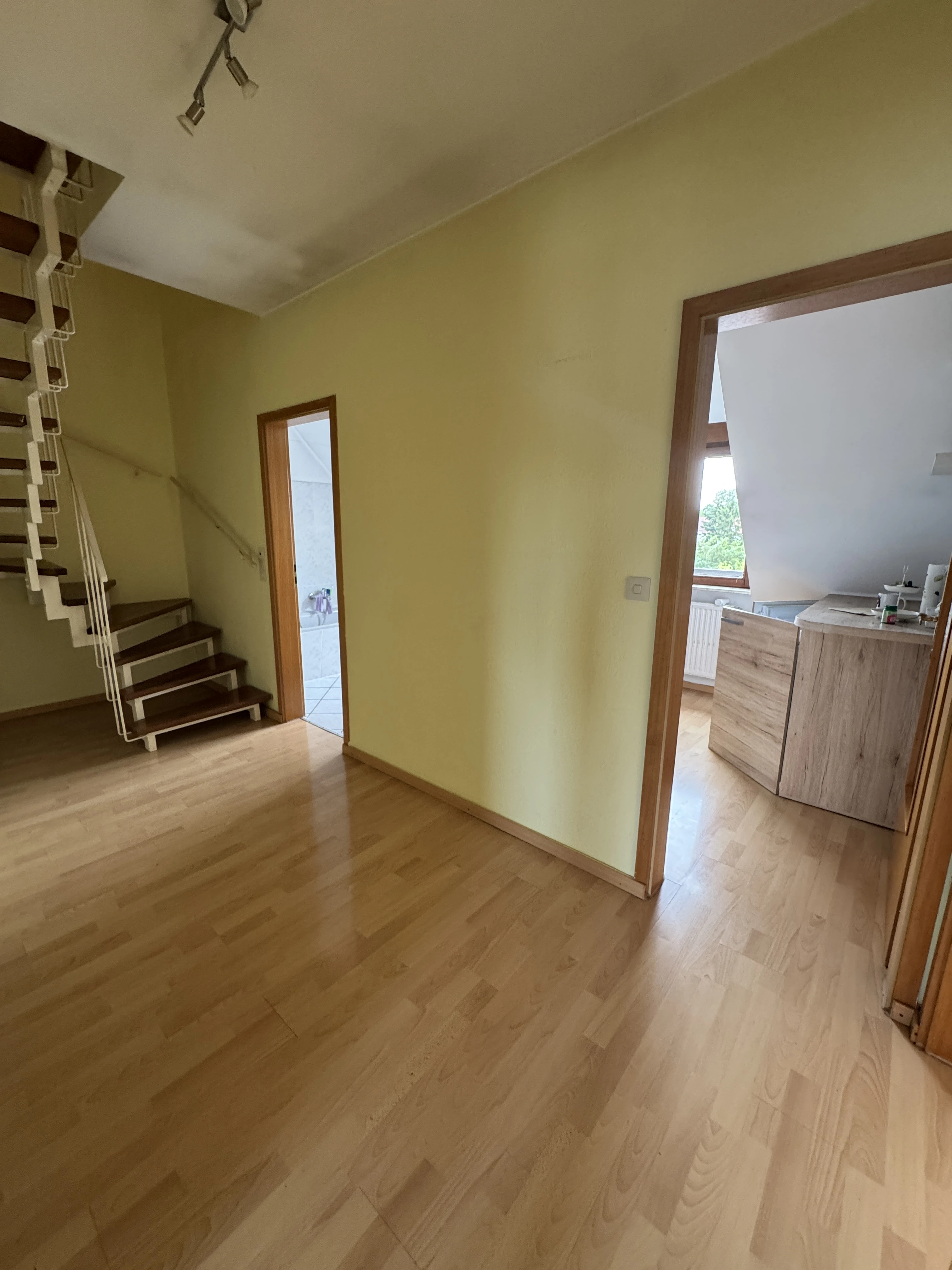 Flur 2 mit offener Treppe ins DG