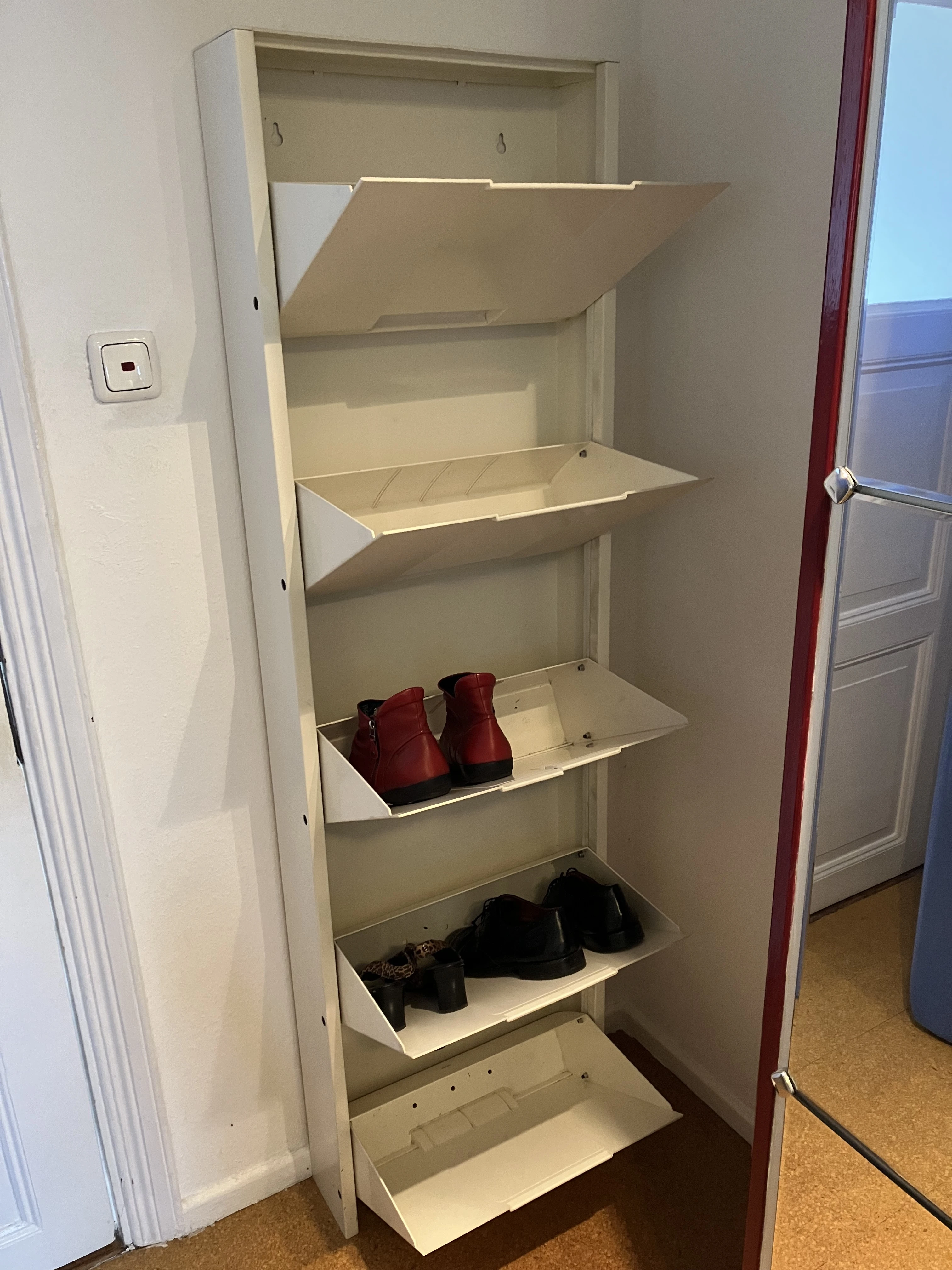 Schuhschrank, geöffnet 