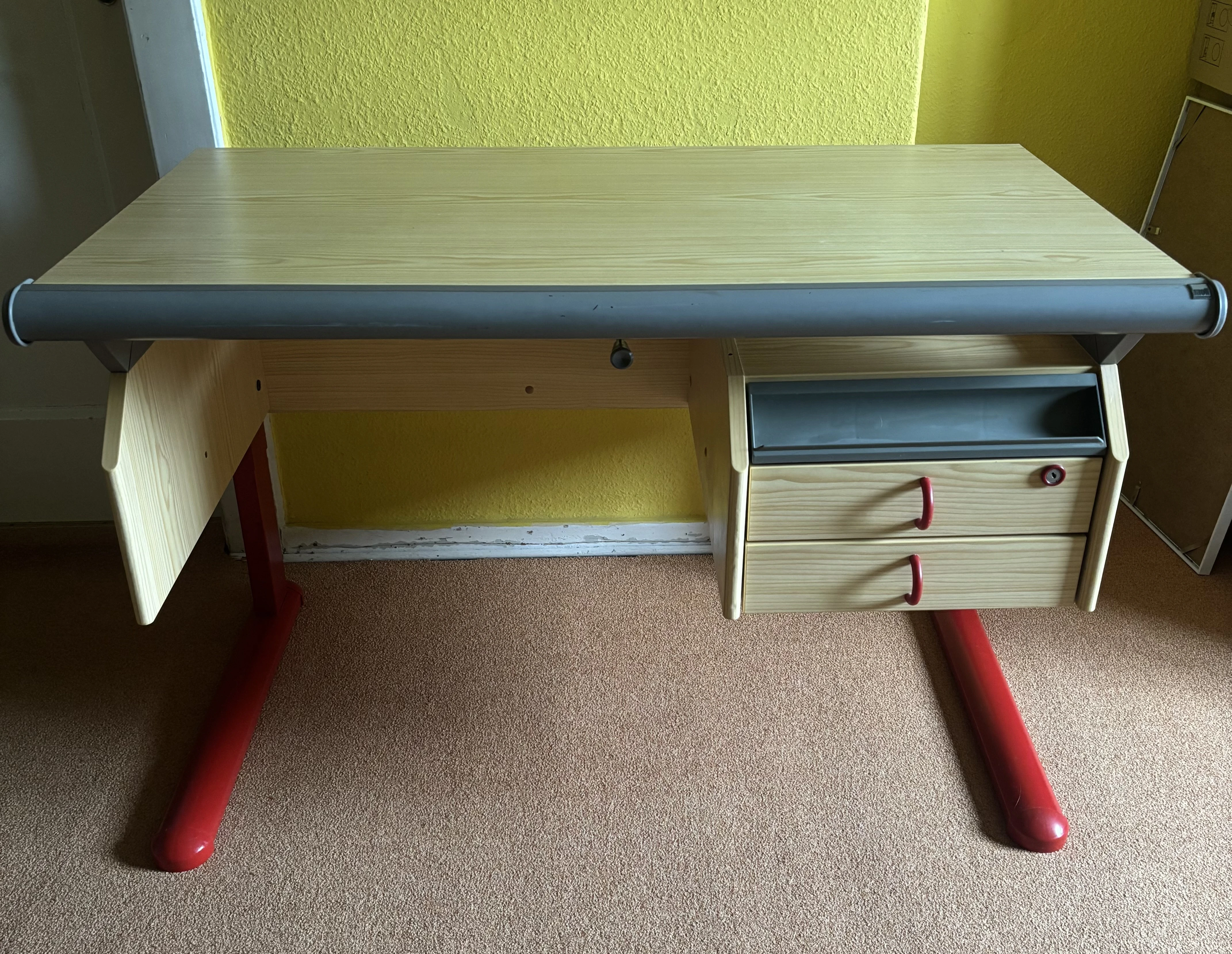 Der Schreibtisch auf Höhe 75 cm