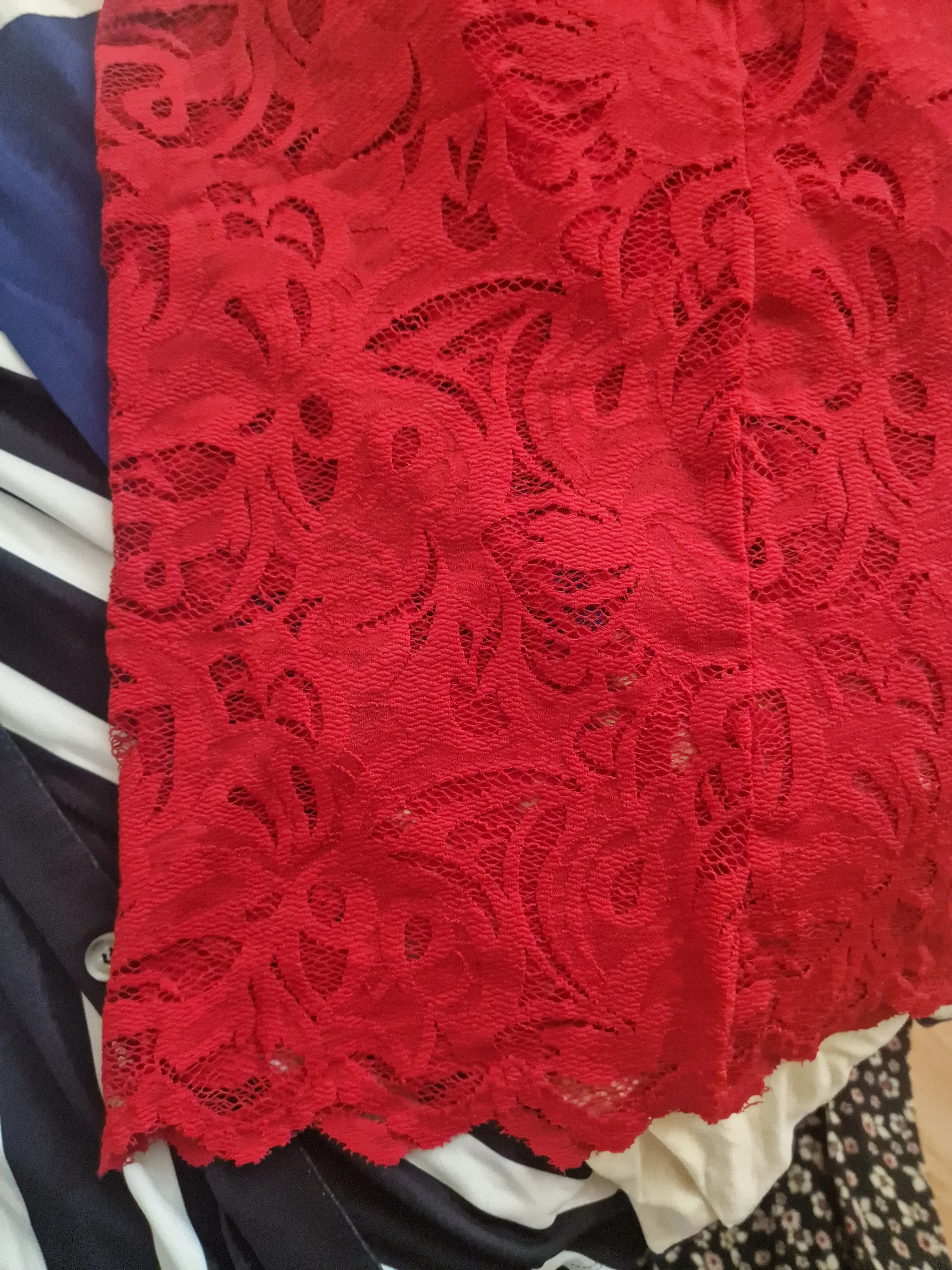 Das rotes kleid bisschen nah damit man seht der stoff