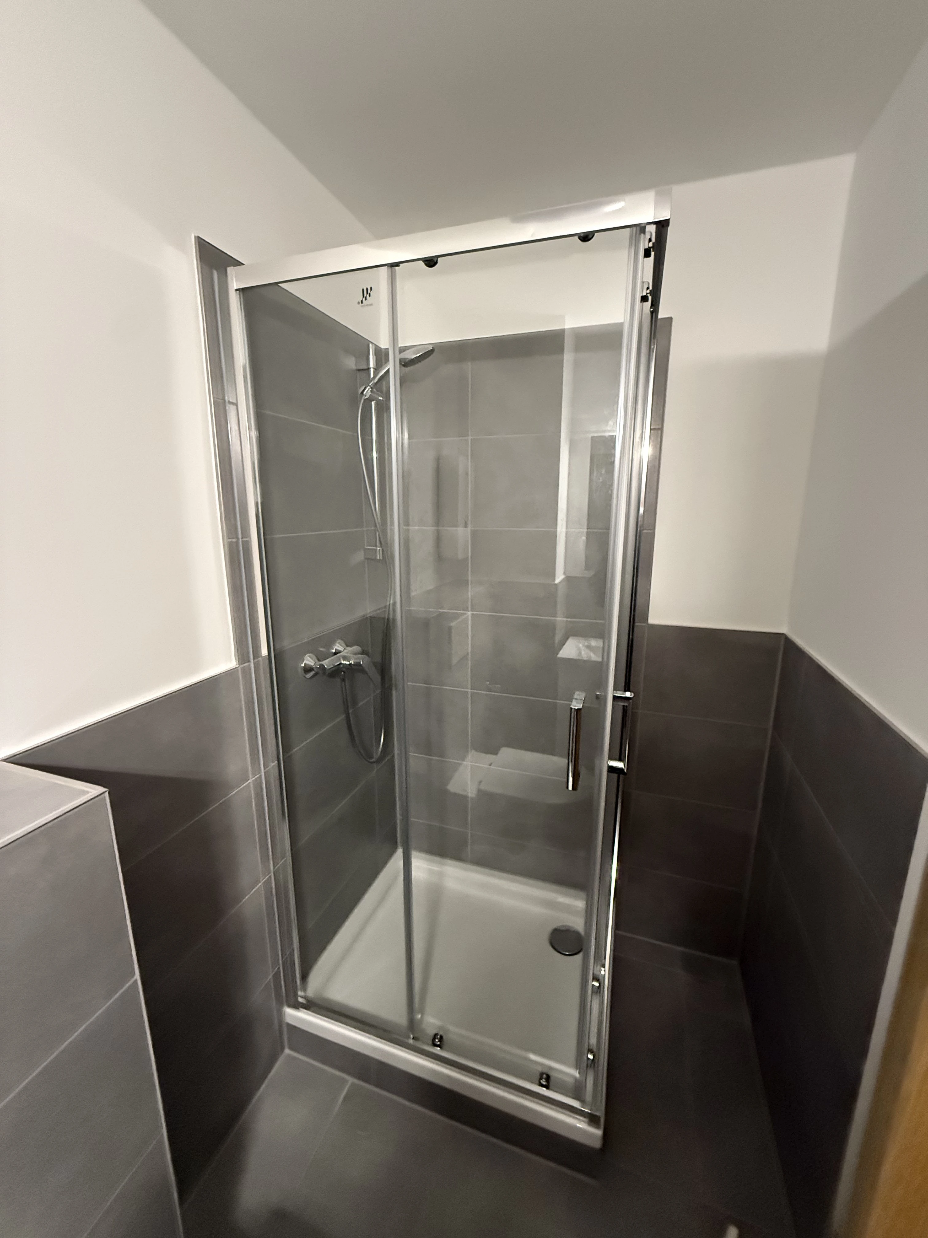 Badezimmer (komplett neu auf allen Etagen vorhanden)