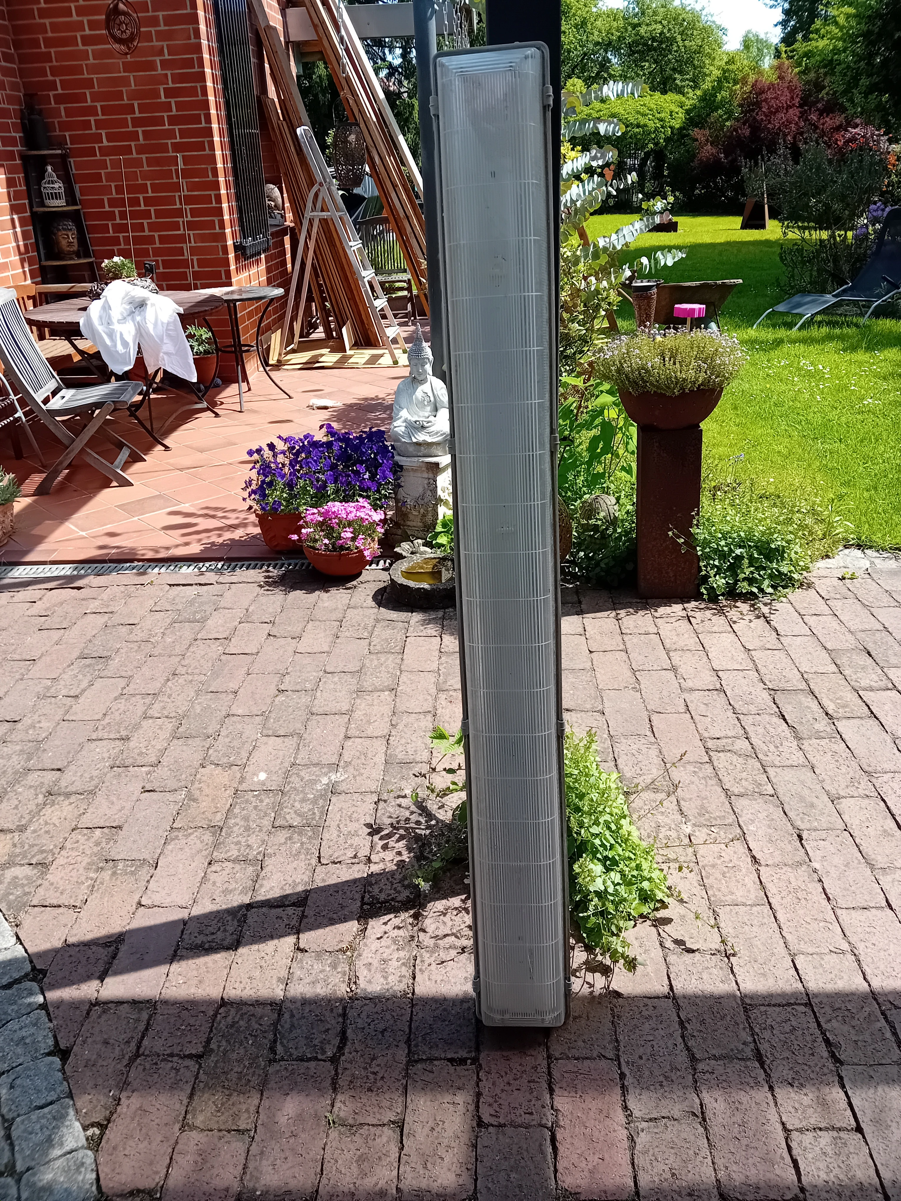 Lampe angelehnt an eine Stütze
