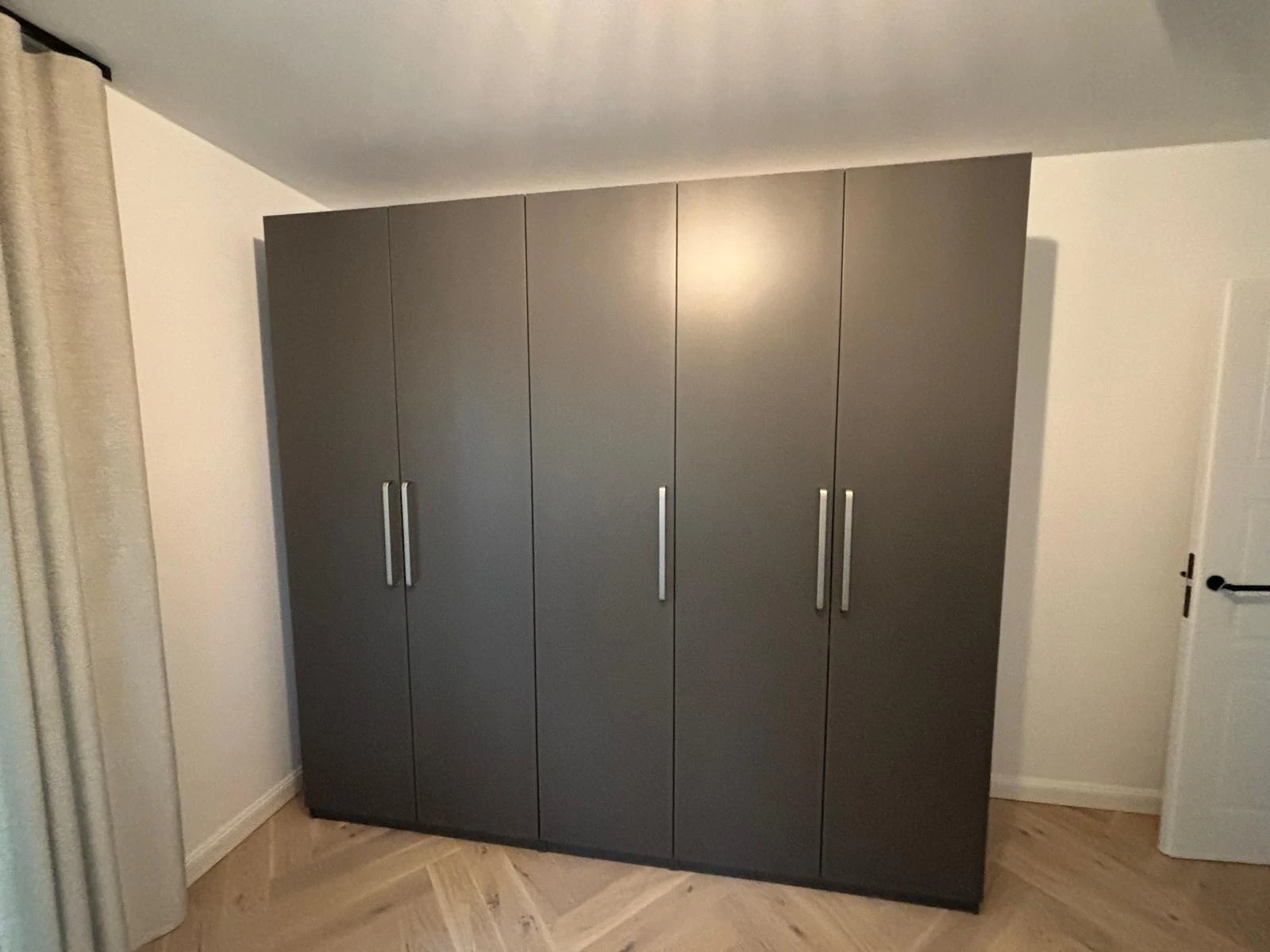 Kleiderschrank mit 5 Türen zu verkaufen.