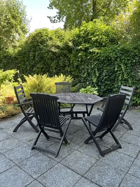 Ein Tisch und fünf Stühle