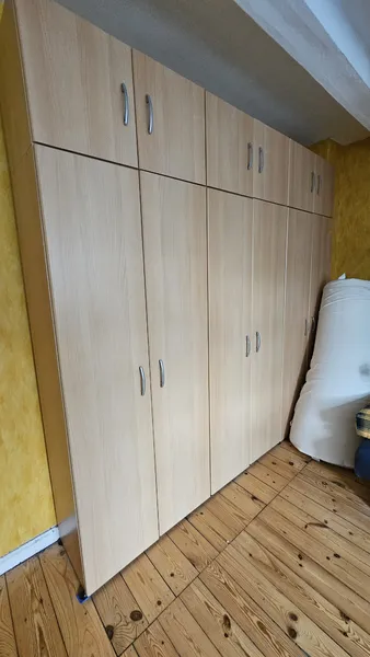 2 Wandschränke zu verschenken