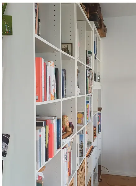 weiße Bücherregale