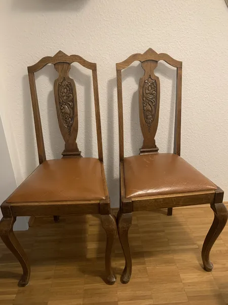 2 Stühle mit Schnitzelementen