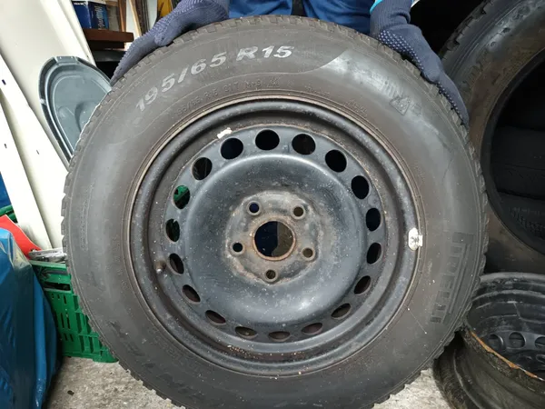 Autoreifen mit Felgen 
